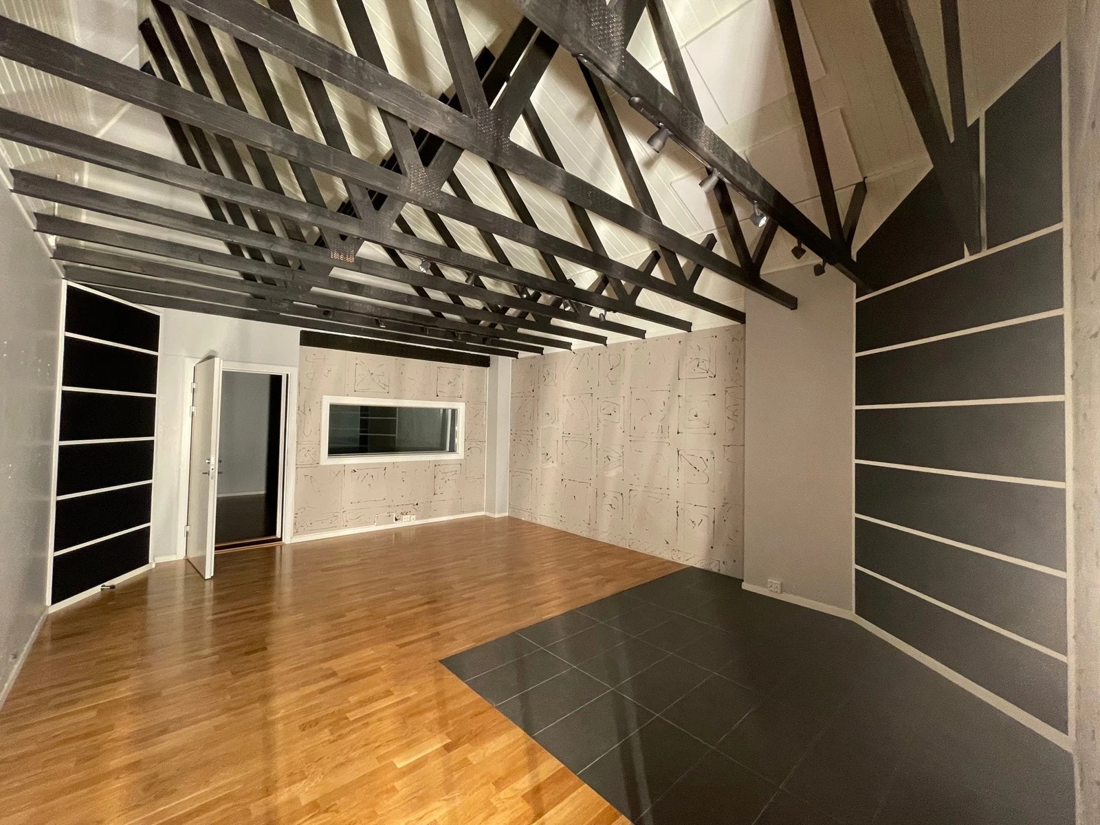 Større kontor på 35m2. Det er ett slikt kontor i etasjen. Tidligere brukt som musikkinspillingsrom og er lydisolert. Det er nå lagt inn vinduer i dette kontoret. Galleribilde