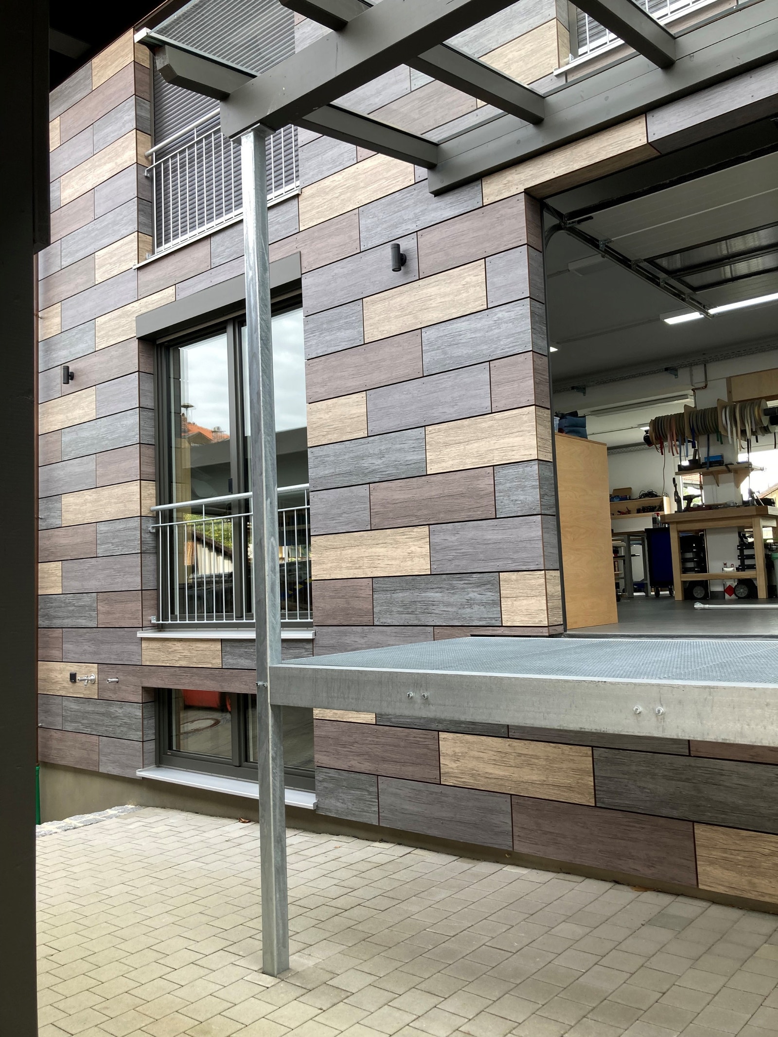 ILLUSTRASJON AV NY FASADE KLEDNING AV BYGGET Galleribilde