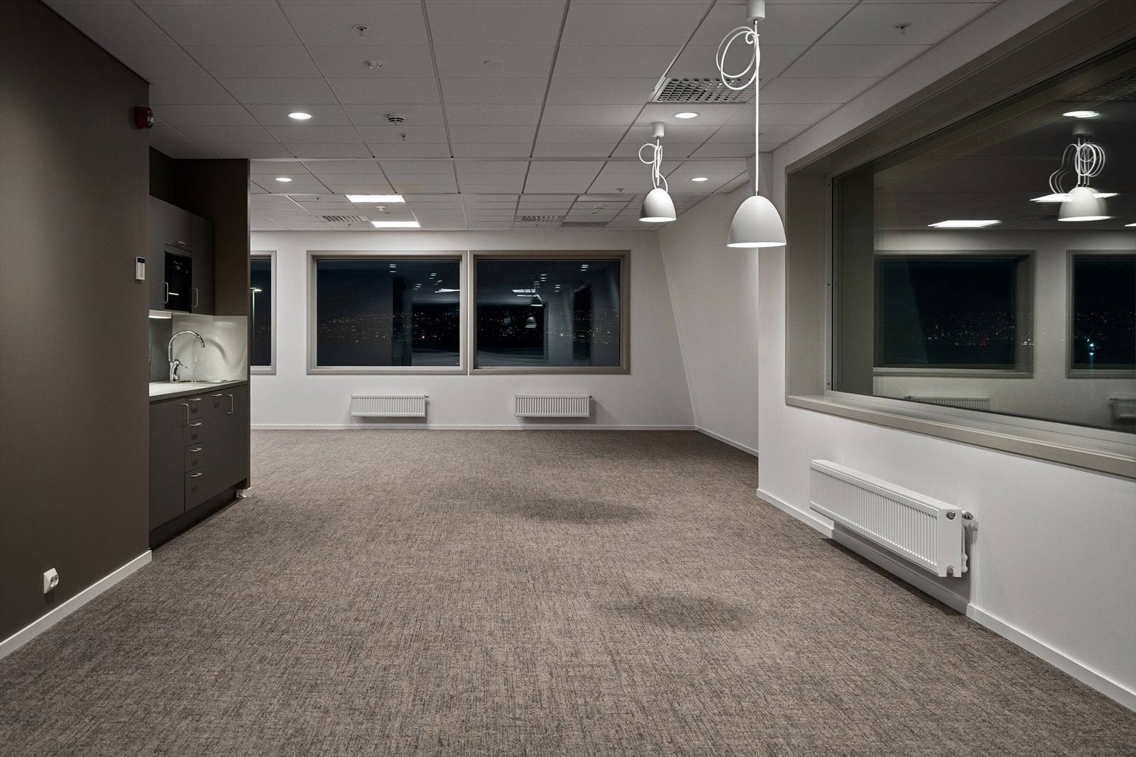 Ubrukte lokaler i 3 etasje med utsikt mot sundet Galleribilde