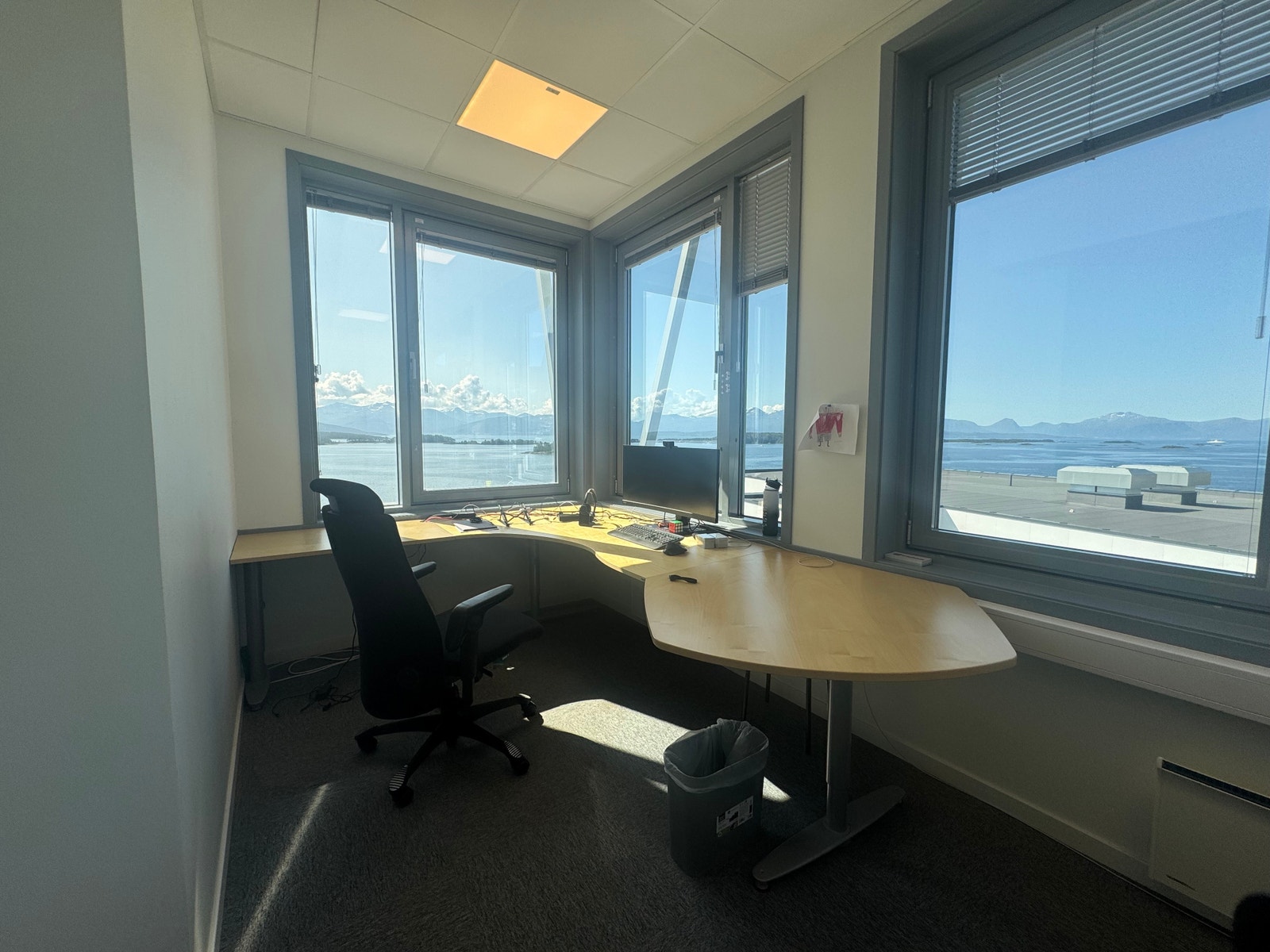 Kontor med utsikt over fjord og fjell Galleribilde