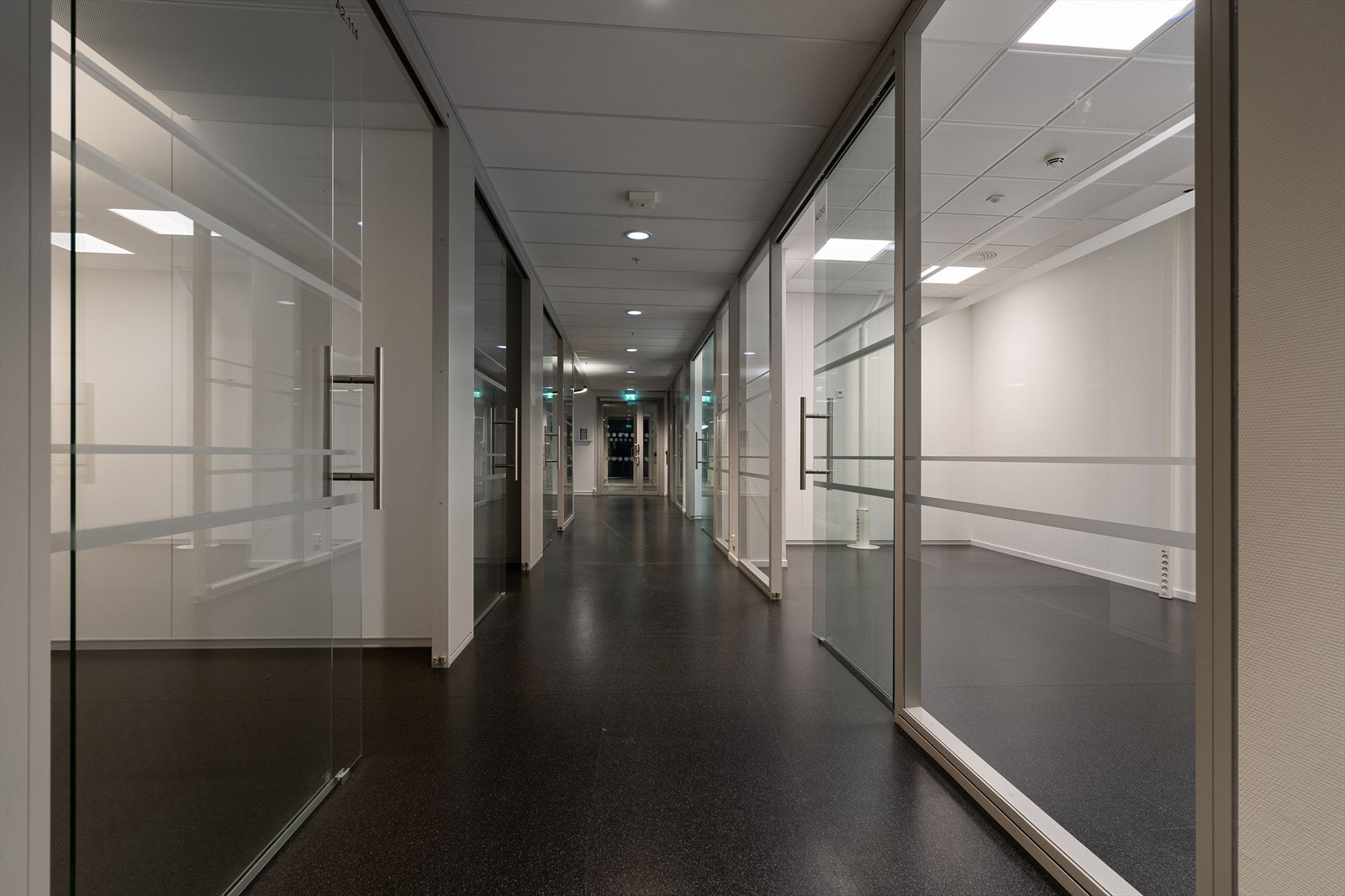 Moderne lokaler med store glassflater Galleribilde