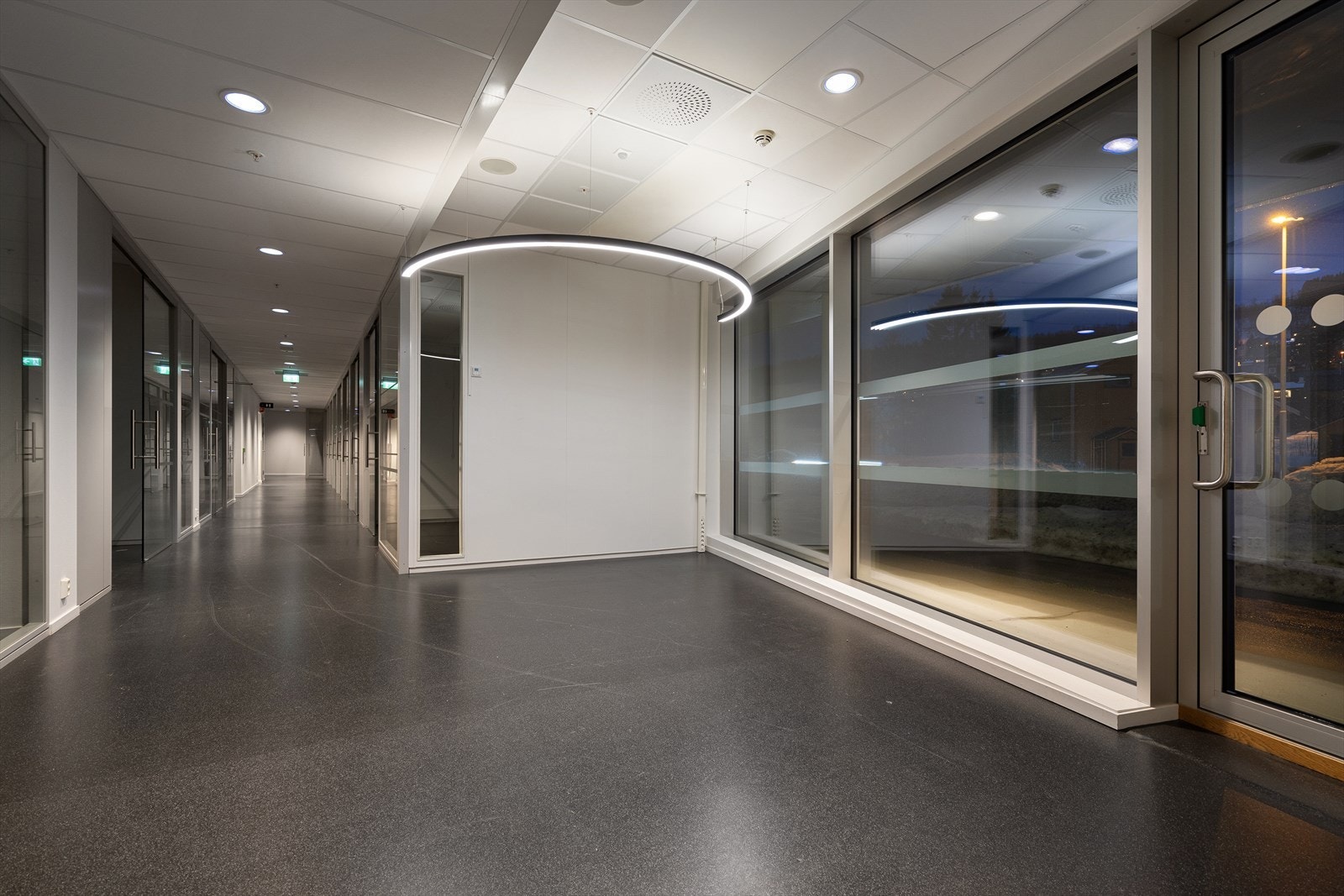 Flotte lokaler, moderne belysning og god plass til feks resepsjon Galleribilde