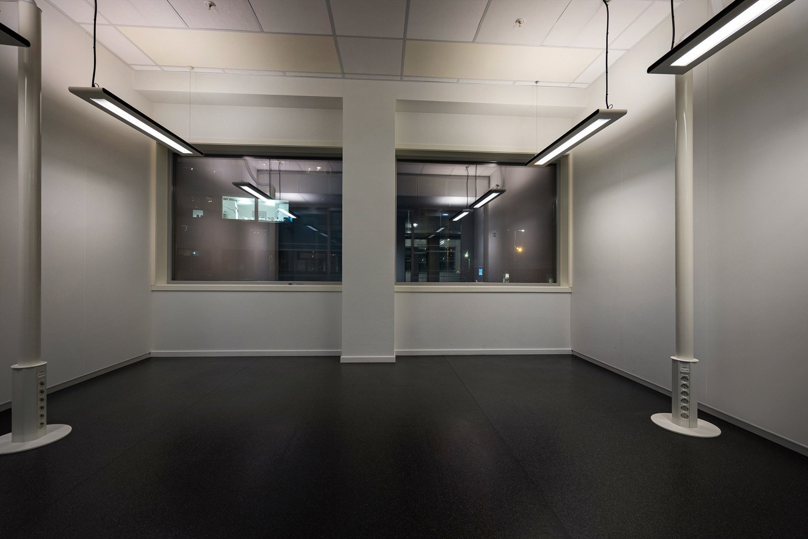 Større kontorer med åpen løsning og enkeltkontorer Galleribilde