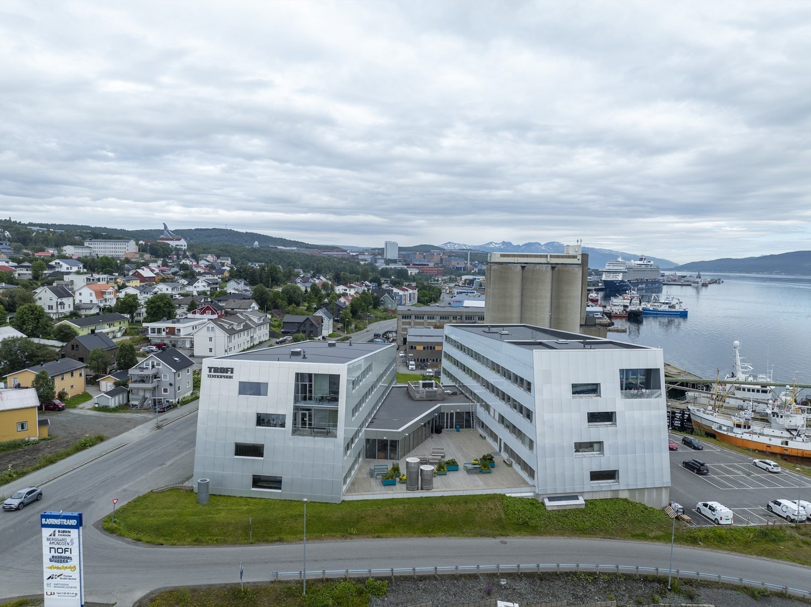 Felles uteareal på bakkeplan mellom fløyene Galleribilde