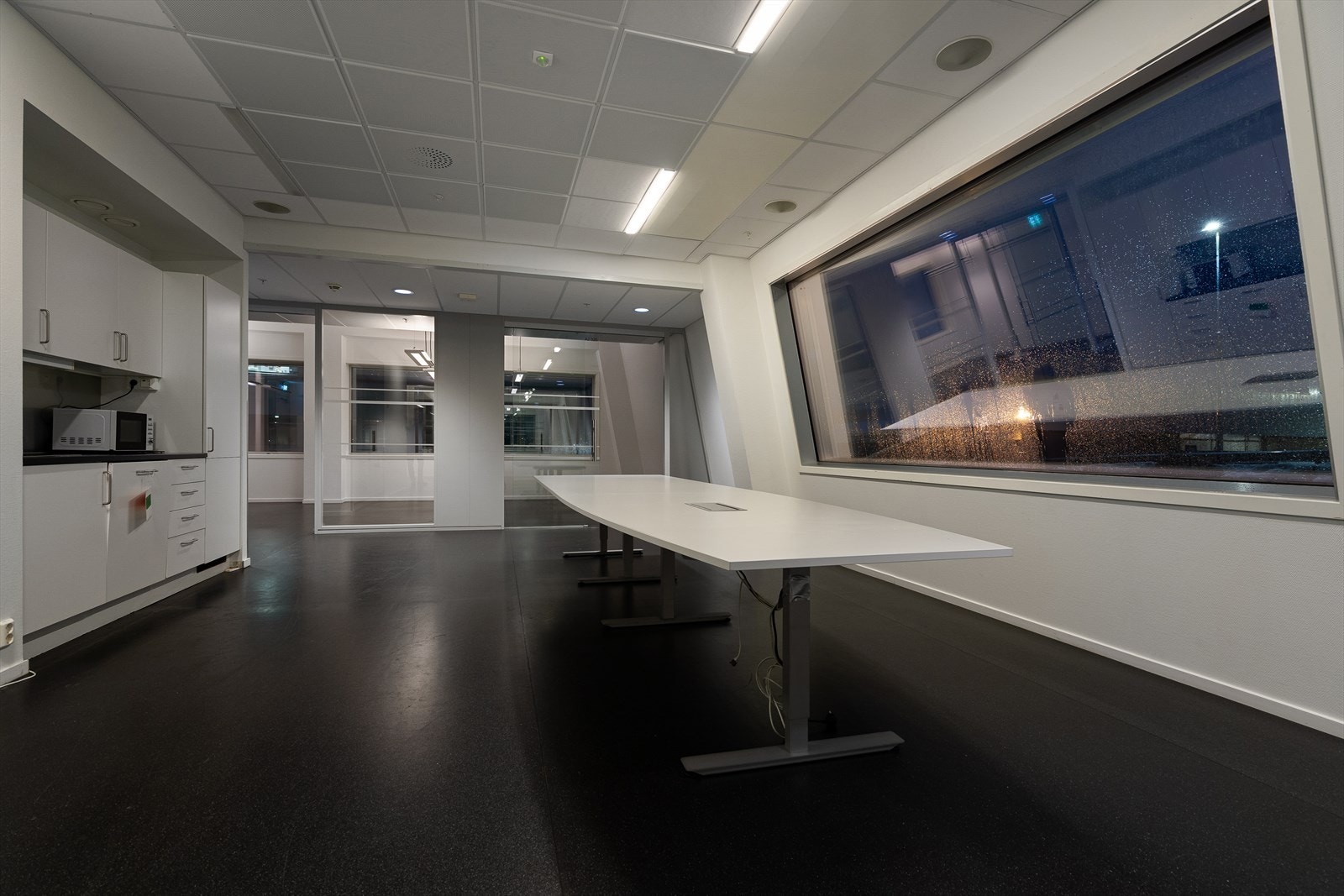 Kjøkken og spiserom i tillegg til kantine i bygget Galleribilde