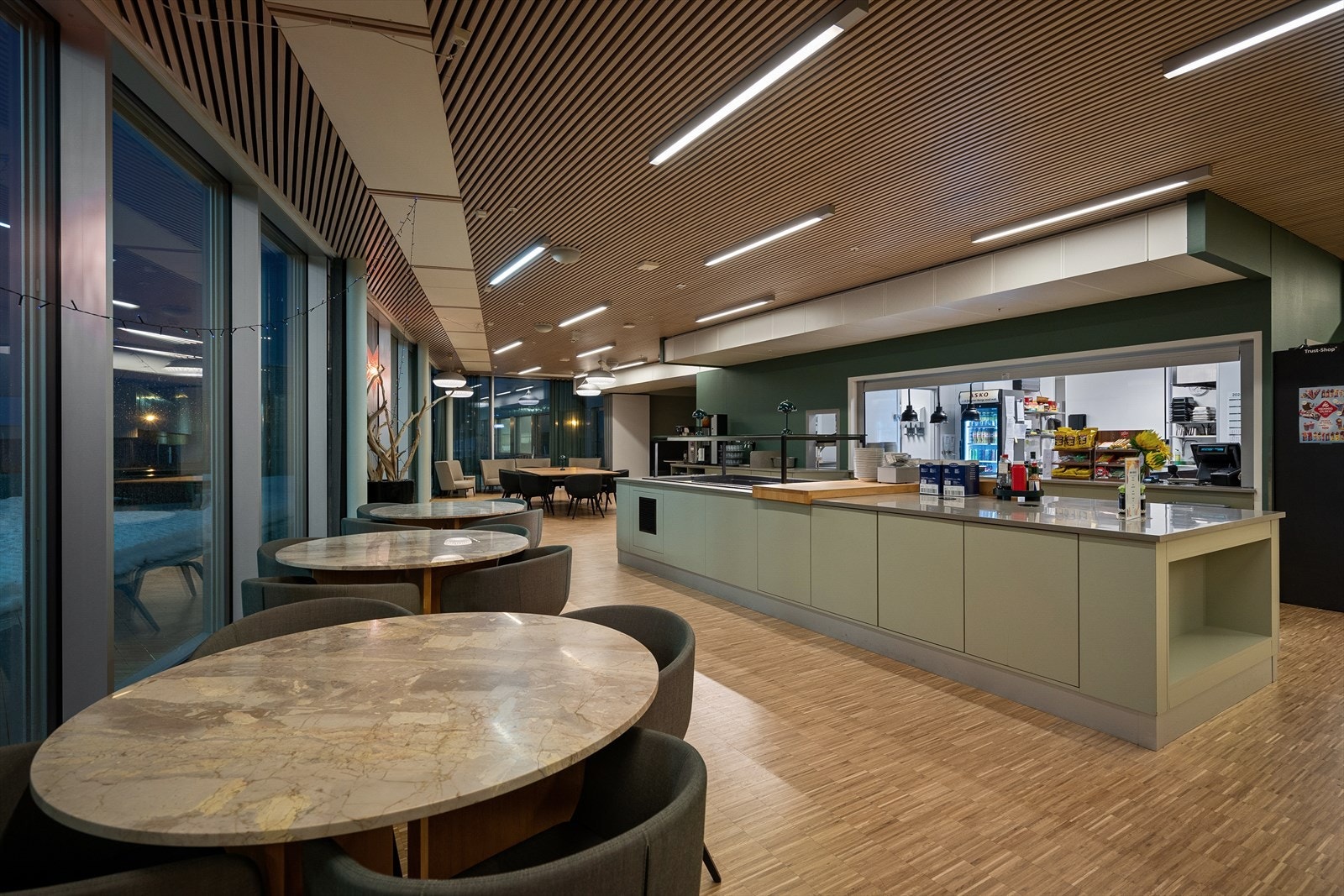 Kantine med varmmat som serveres hver dag Galleribilde