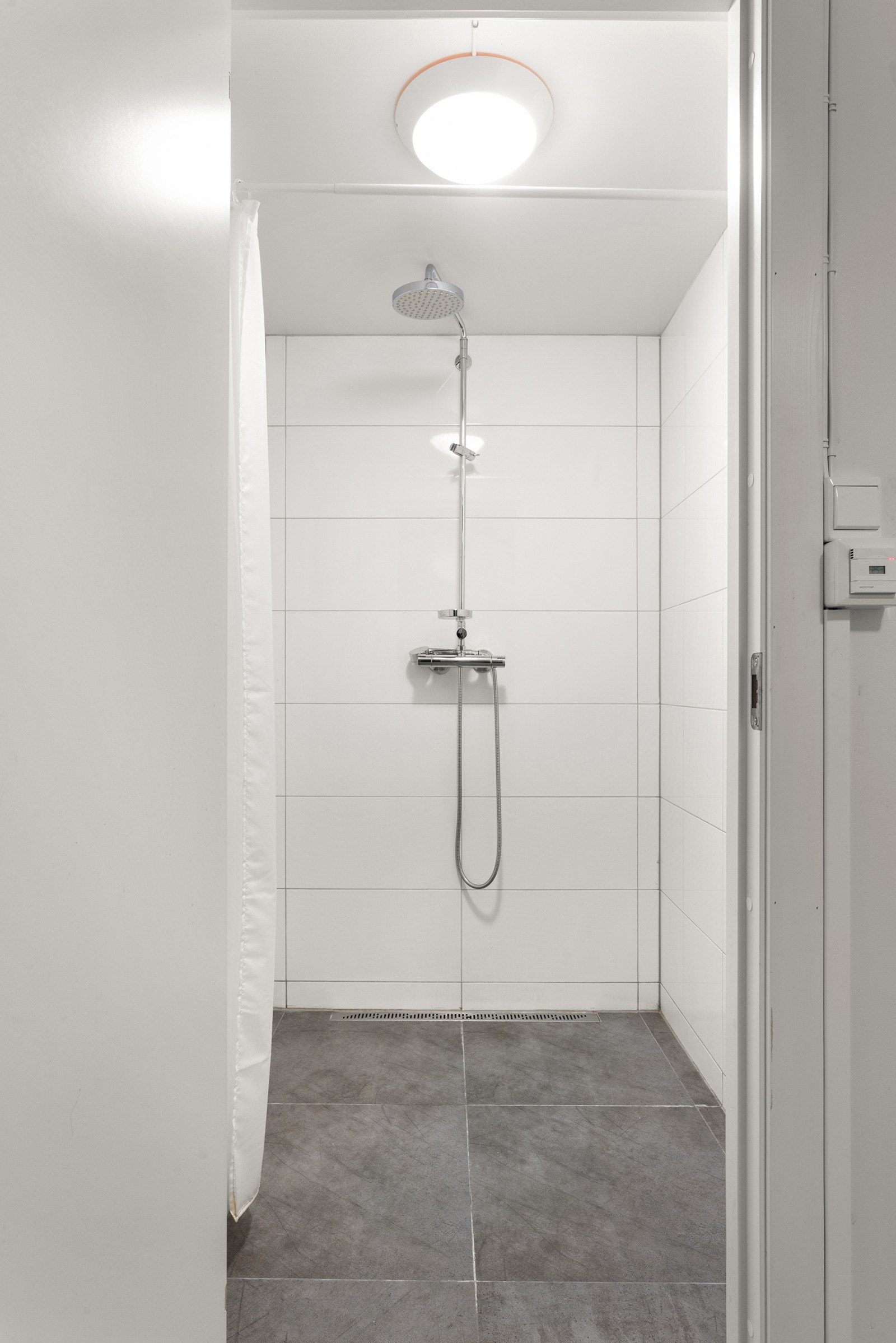 Et lyst og luftig dusjrom med rom for bevegelse. Galleribilde