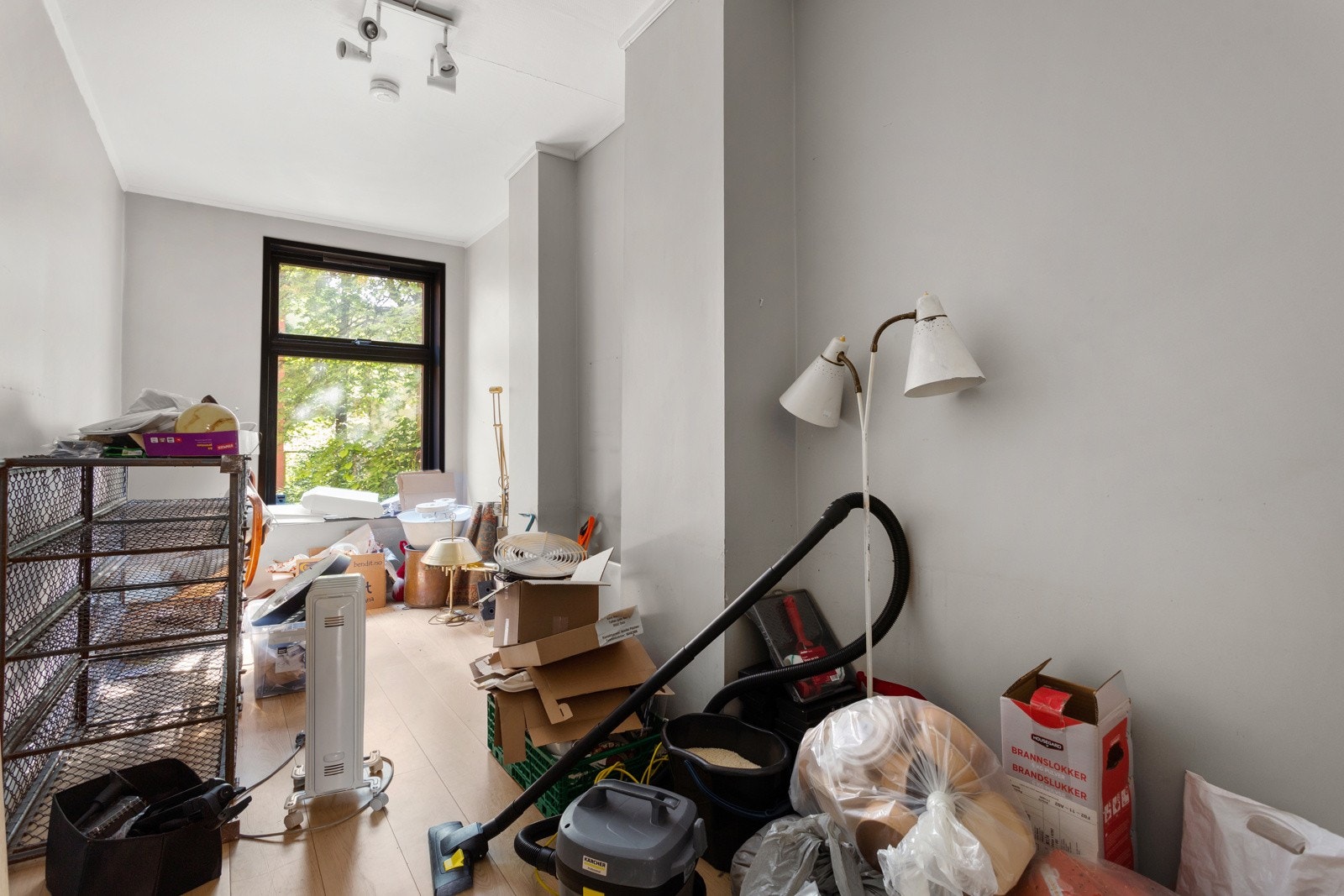 Flere store vinduer gir rikelig med naturlig lysinnslipp. Galleribilde