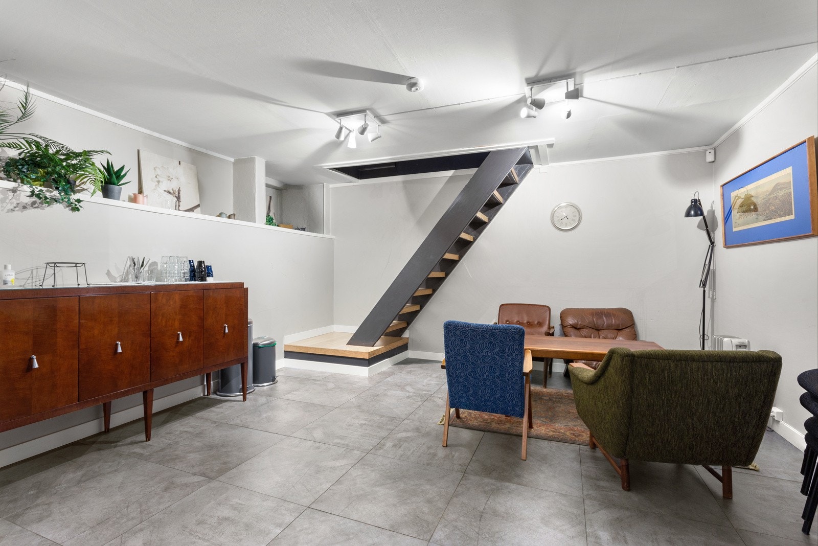 Trapp ned til underetasjen gir praktisk forbindelse mellom etasjene. Galleribilde