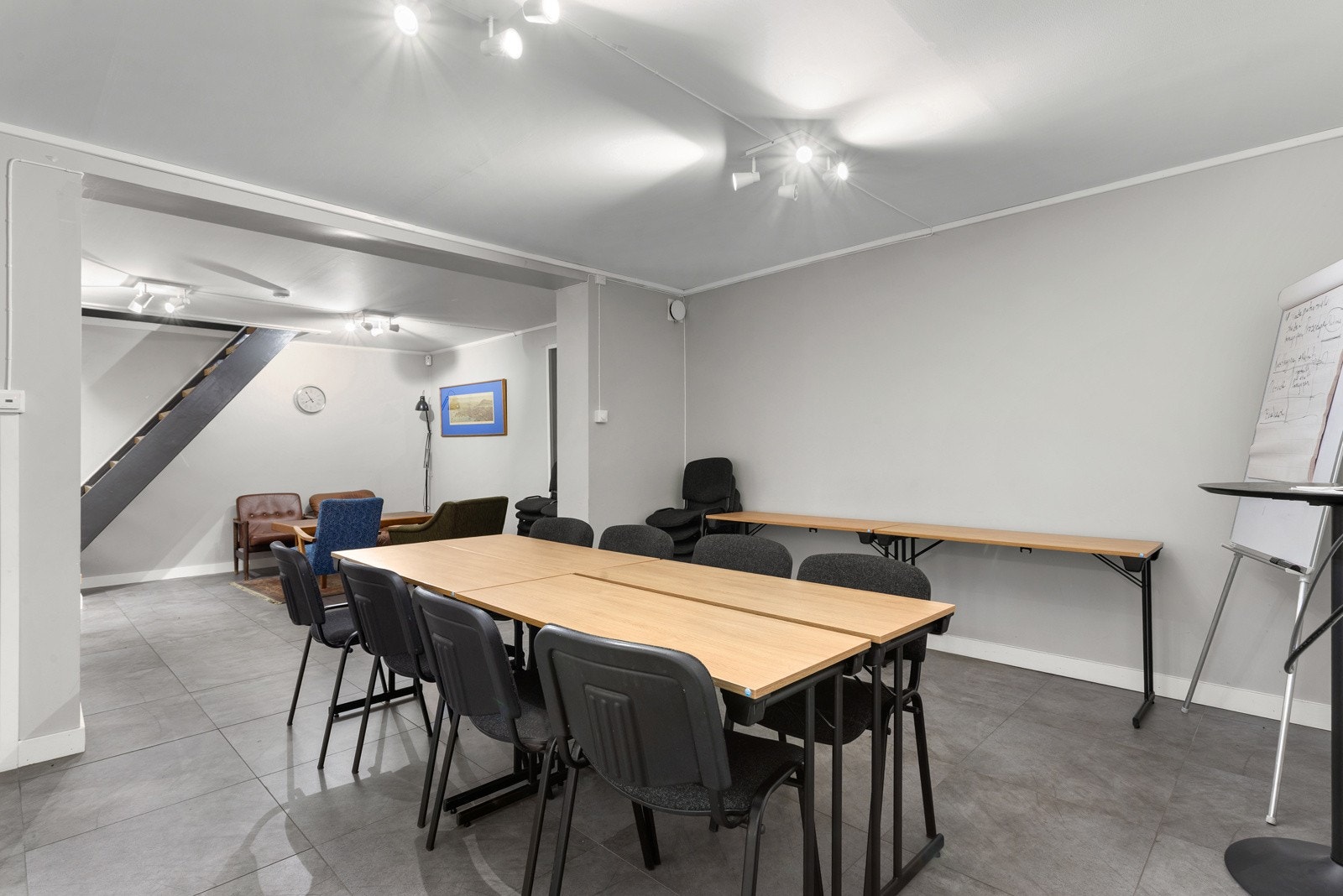 Underetasjen er tilrettelagt for samlinger, møter eller undervisning. Galleribilde