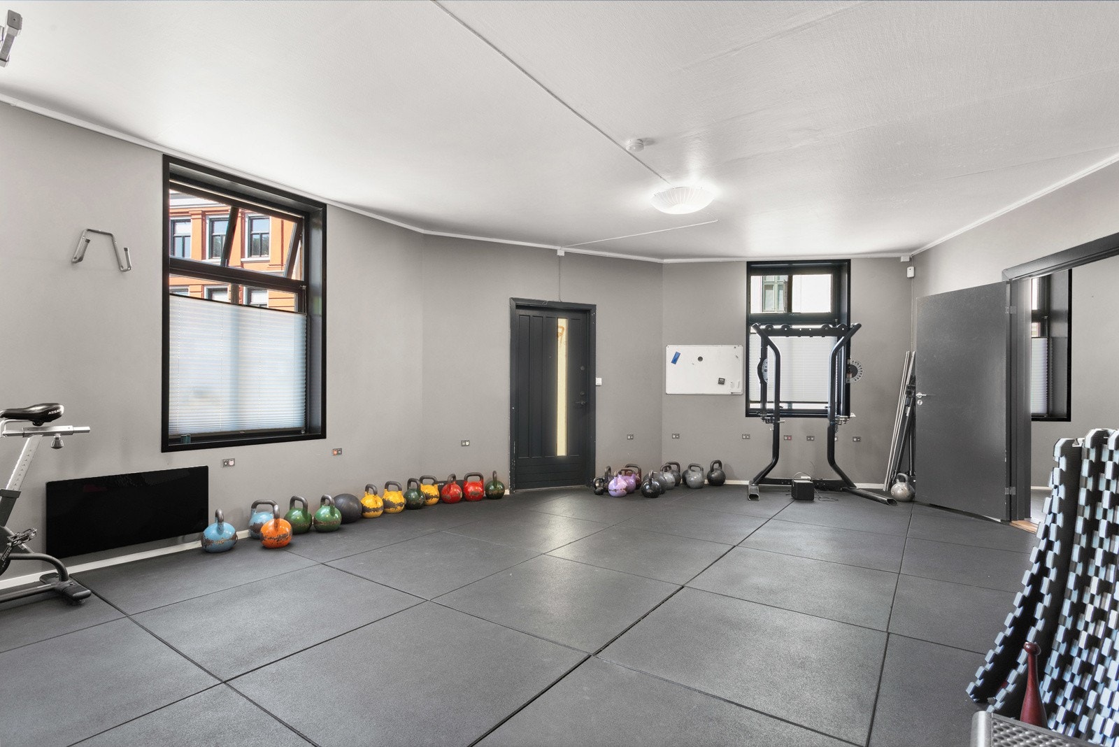 Inngangsdør i hovedetasjen gir praktisk tilgjengelighet til rommet. Galleribilde