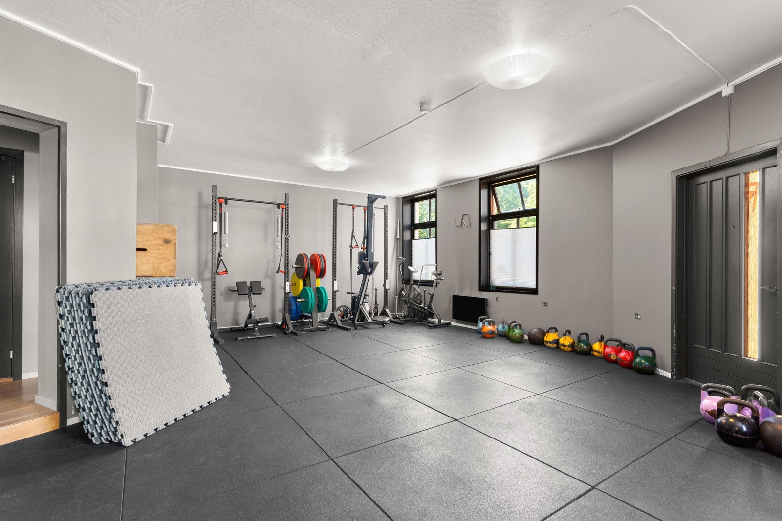 Rikelig naturlig lys strømmer inn gjennom store vindusflater. Galleribilde