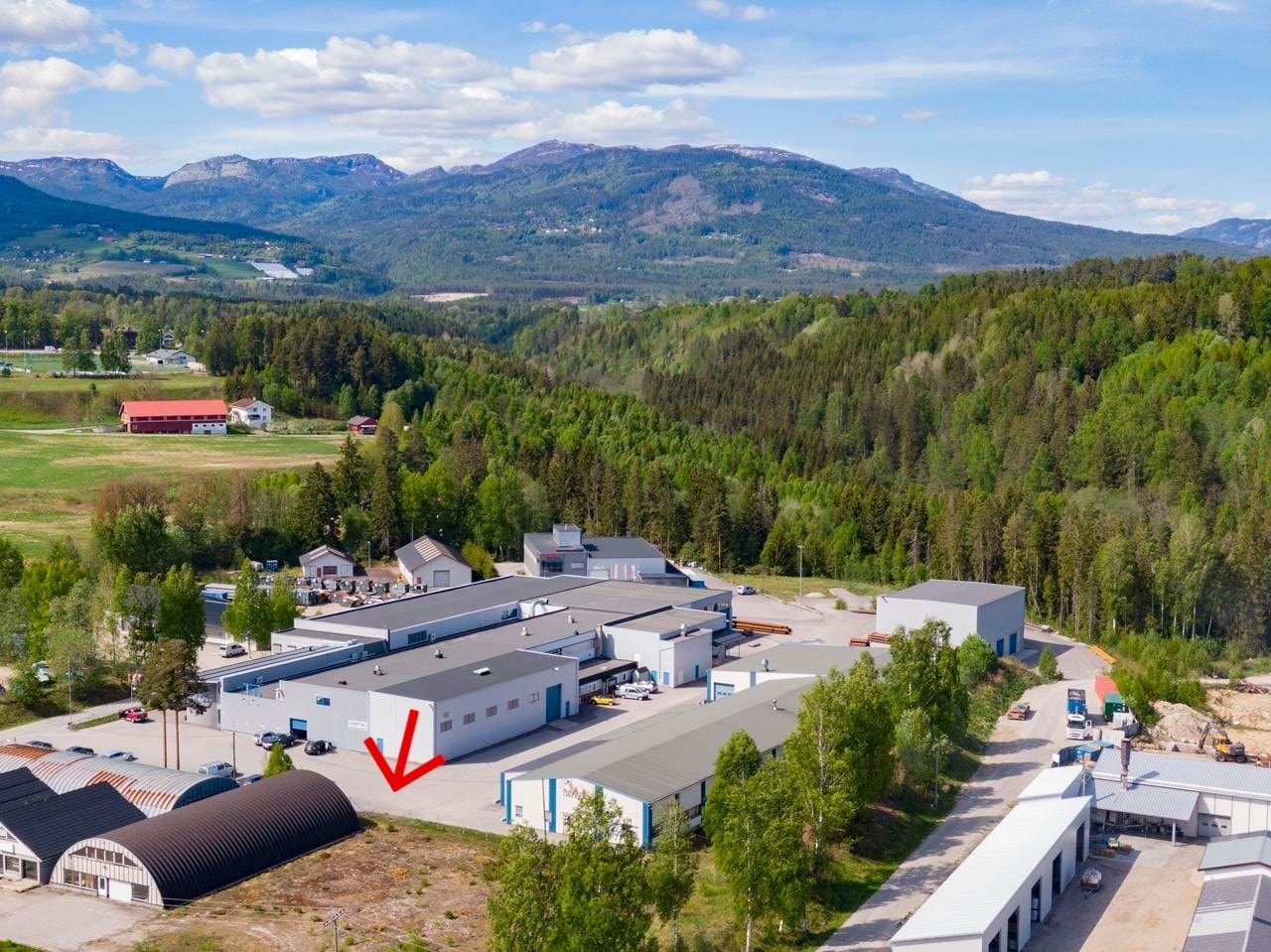 Tomten er i forkant av bygget Galleribilde