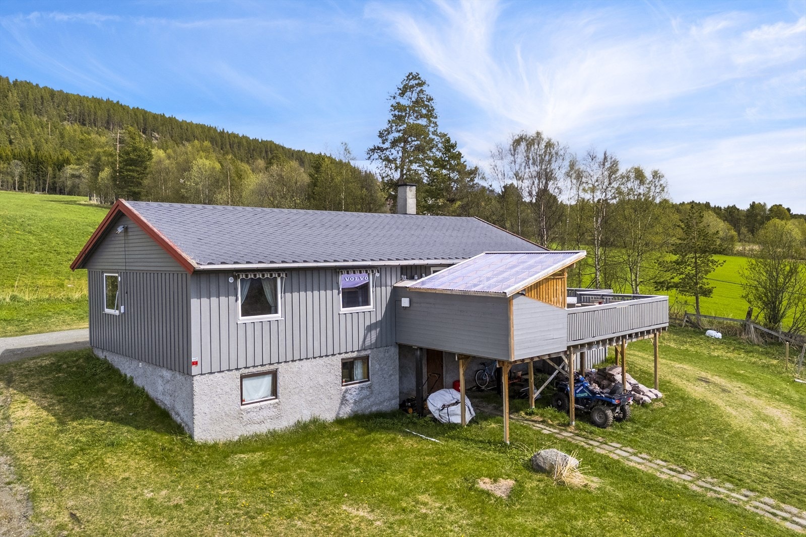 Våningshuset har full kjeller med egen inngang Galleribilde