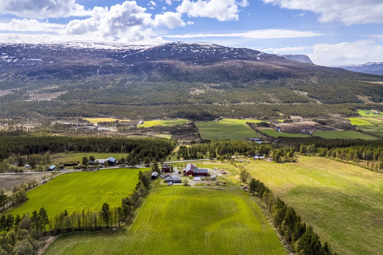 Eiendommen Muruvang ligger på solsiden av Murudalen i Sel kommune Galleribilde