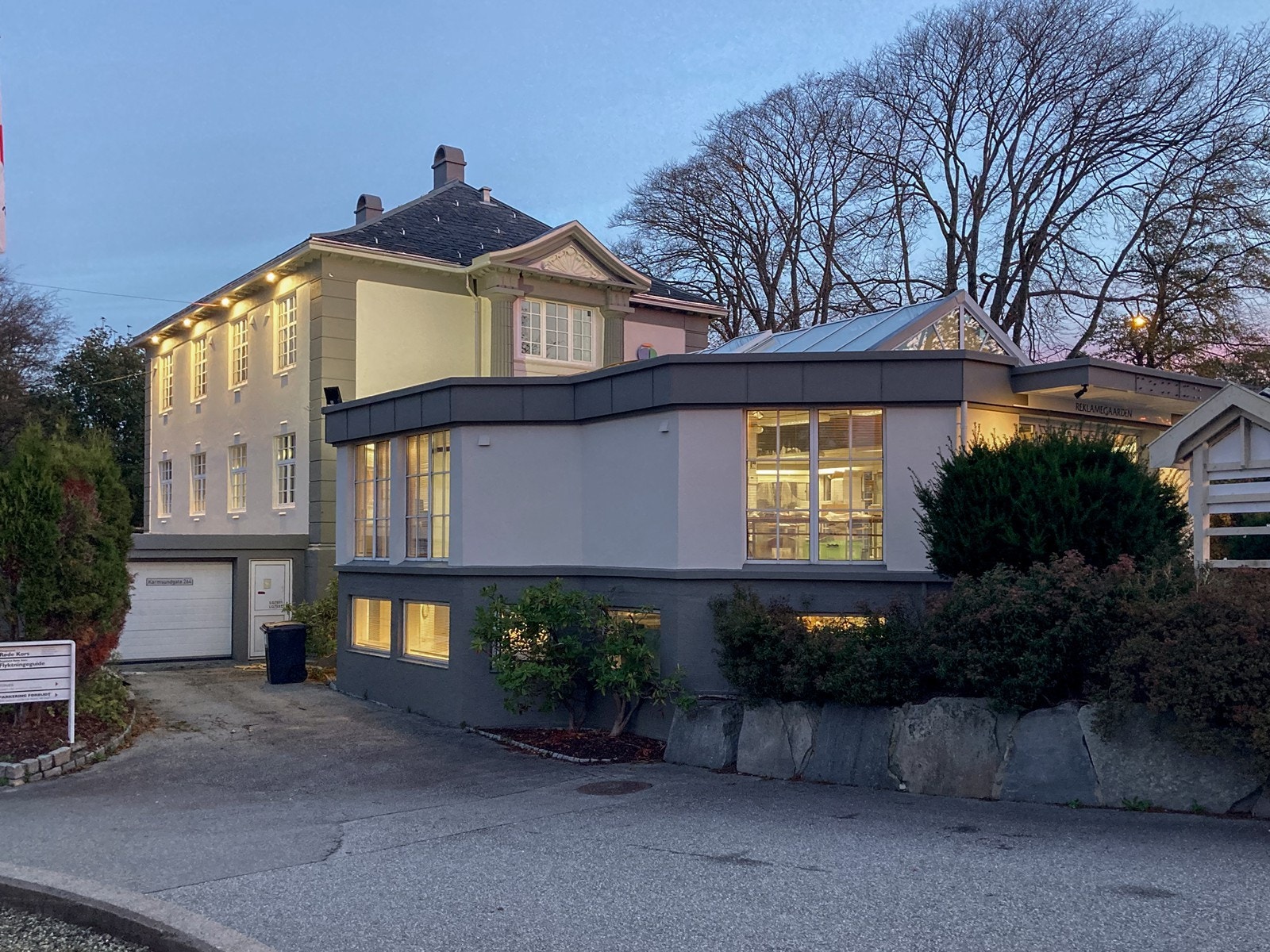 Adkomst til lager med garasjeporter Galleribilde