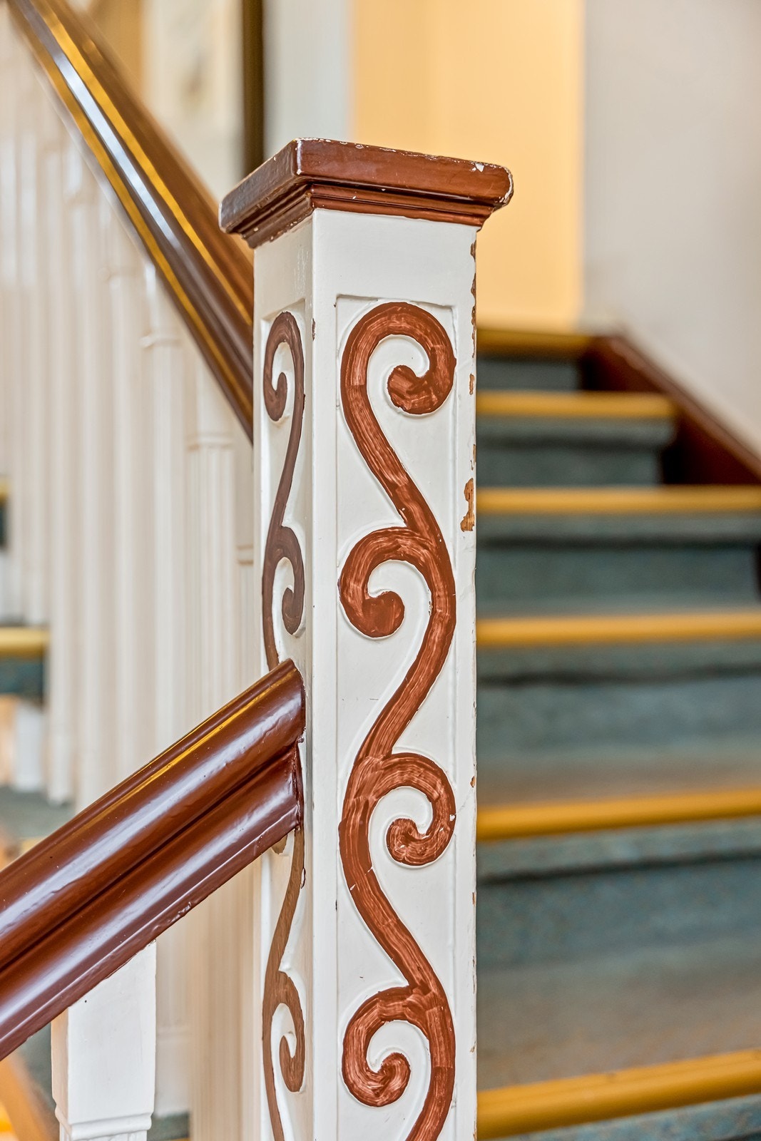 Det opprinnelige rekkverket er beholdt i trappene Galleribilde