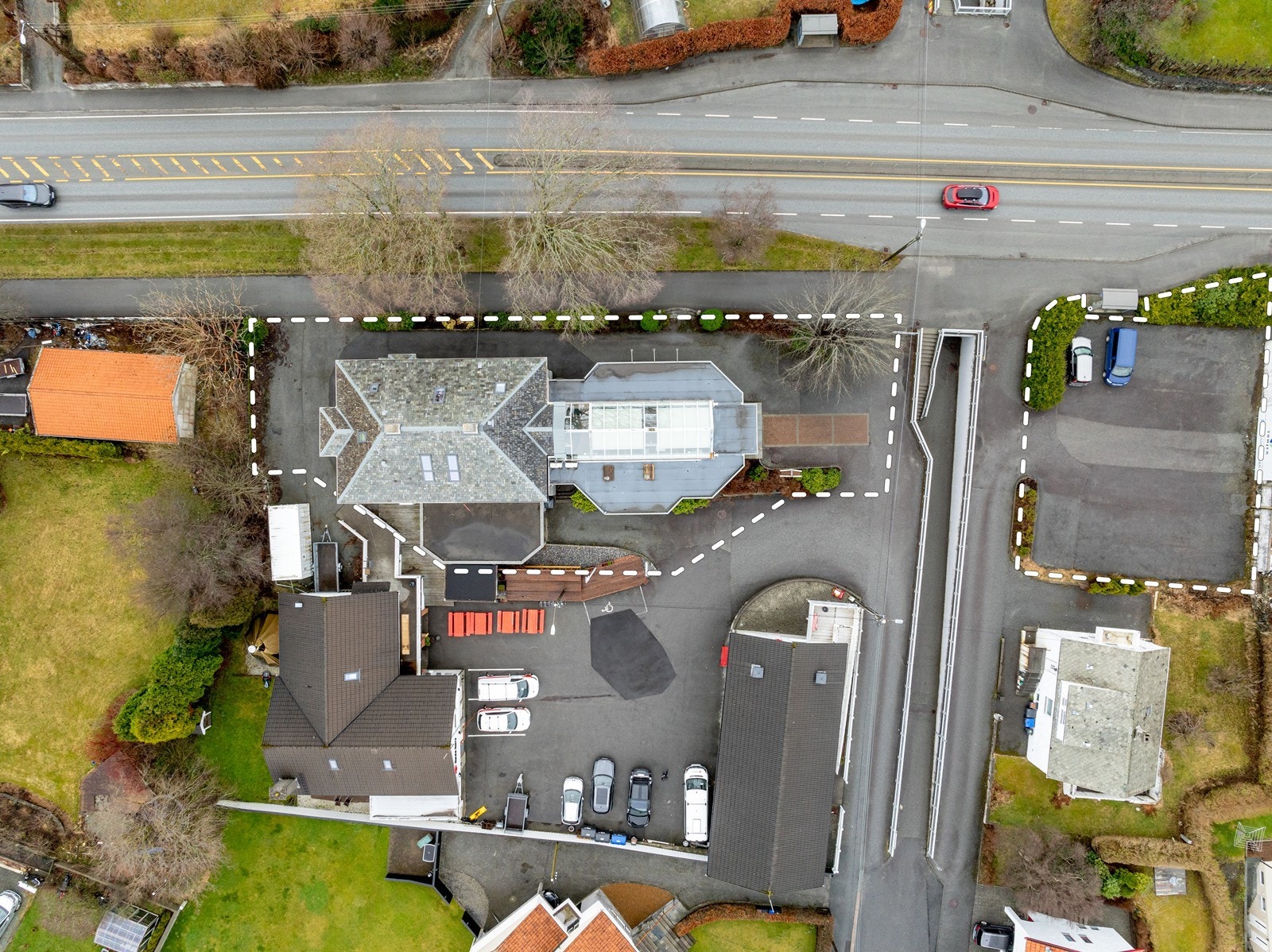 Karmsundgata 264 stiplet til høyre, og parkeringsplass regulert til boligformål som oppsjonsmulighet for kjøper Galleribilde