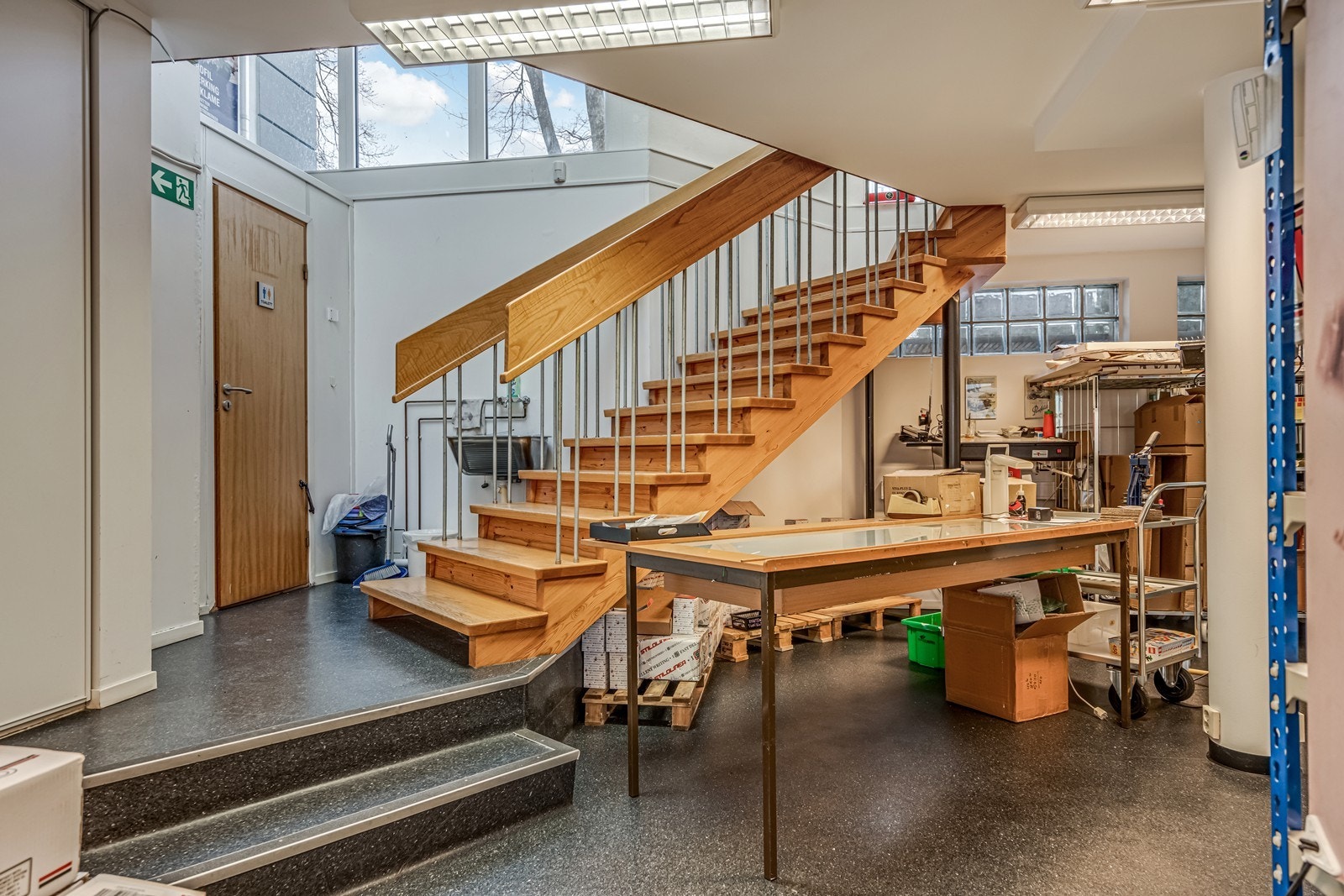 Trappeløsning fra butikklokale til underetasjen som har produksjonslokale/lager Galleribilde