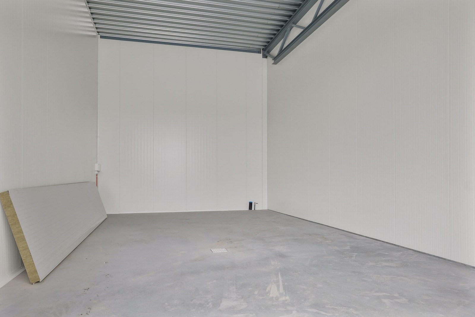 Romslig lagerseksjon med god takhøyde Galleribilde