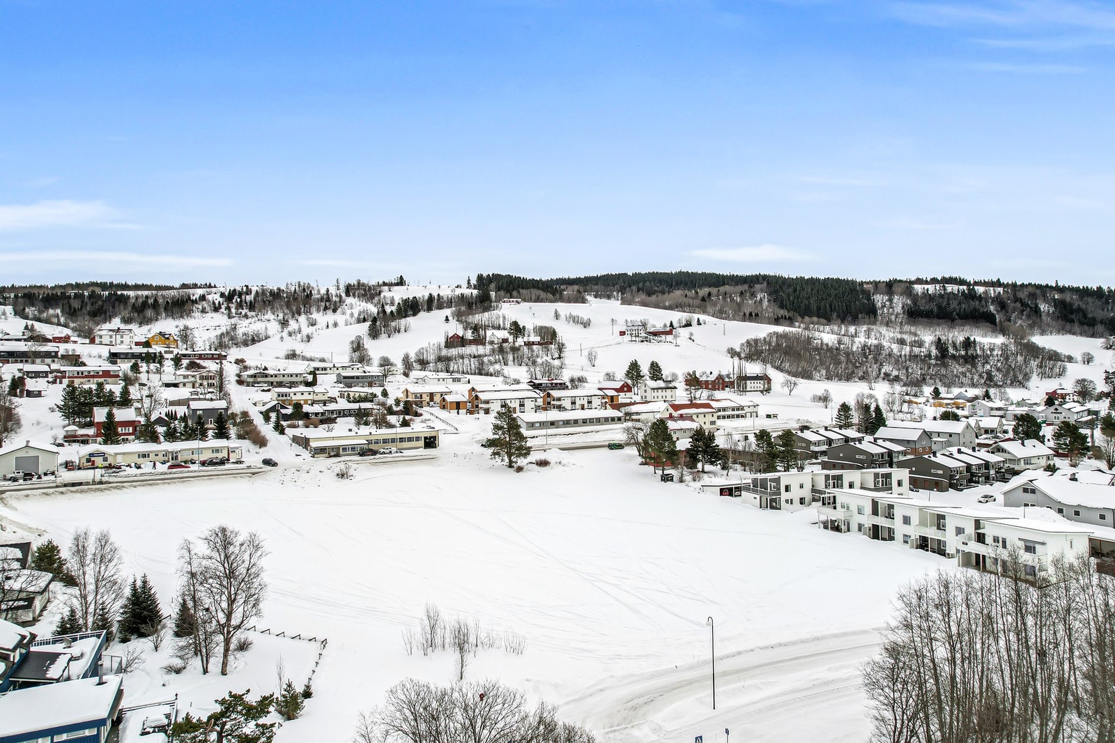 Fra Trondheim er det ca. 68 km og ca. 1 times kjøring.
Fra Stjørdal / Trondheim lufthavn Værnes er det ca. 37 km og ca. 35 minutters kjøring.
Fra Røros er det ca. 132 km og ca. 1 time og 57 minutters kjøring. Galleribilde