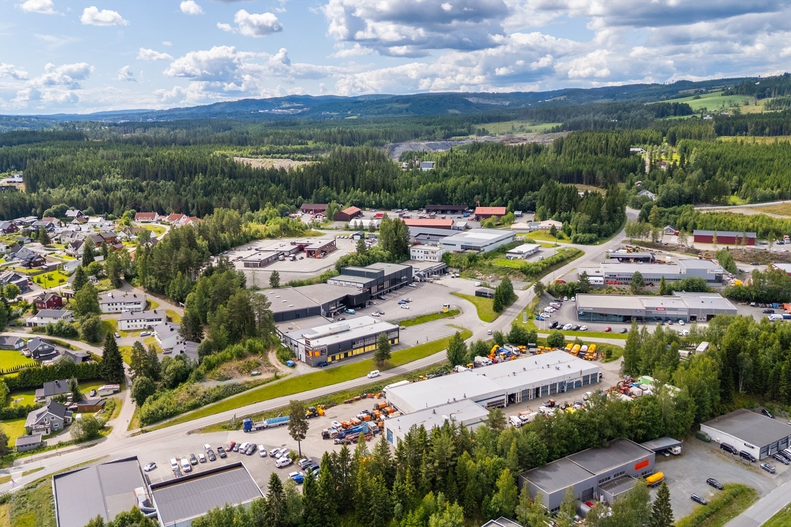 Oversiktsbilde over nærområdet som er et veletablert næringsområde. Kontrollvegen er bla. nabo til Skeidar og Statens Vegvesen. Galleribilde