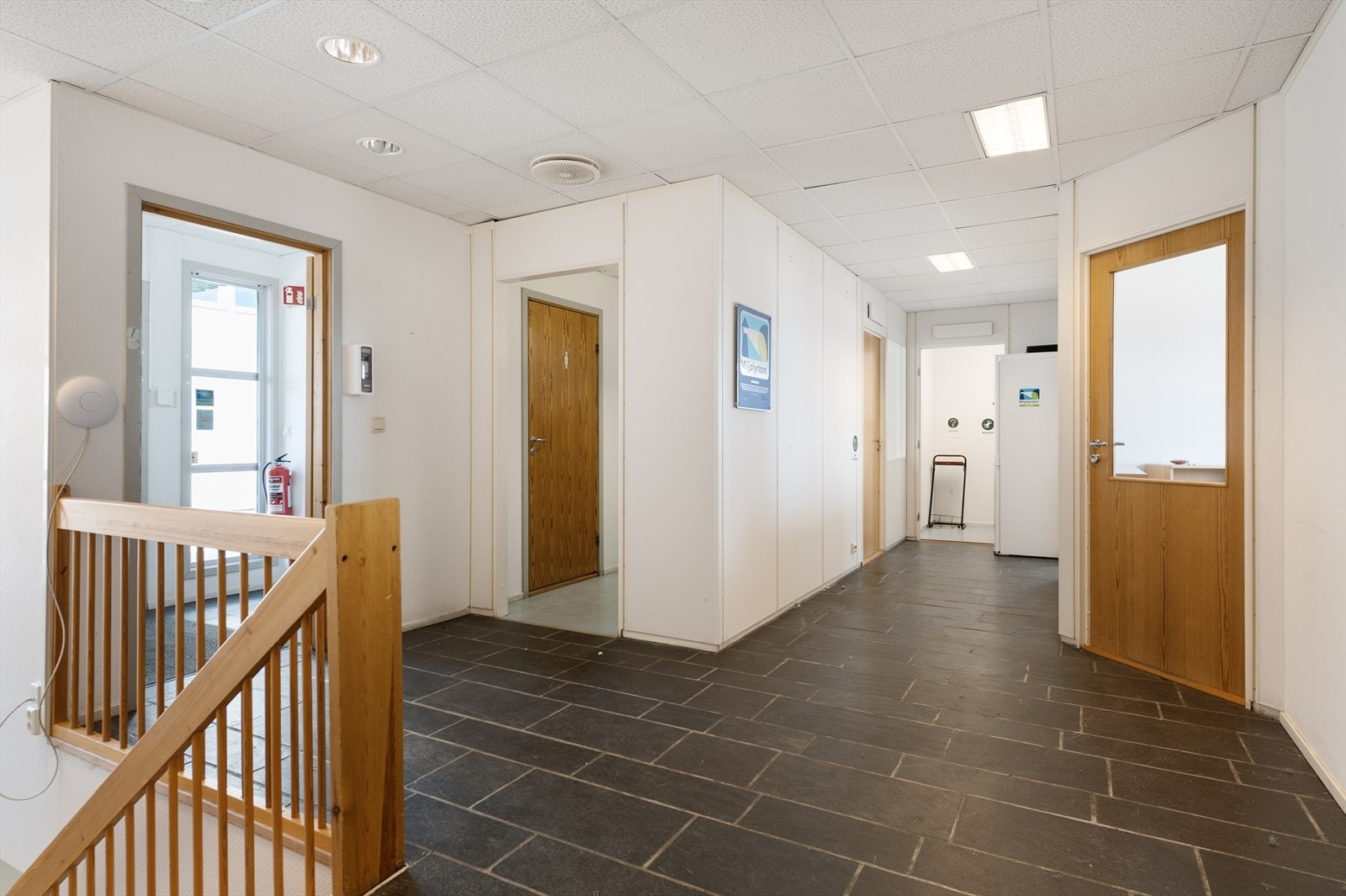 Gang/entre kontorbygg Galleribilde