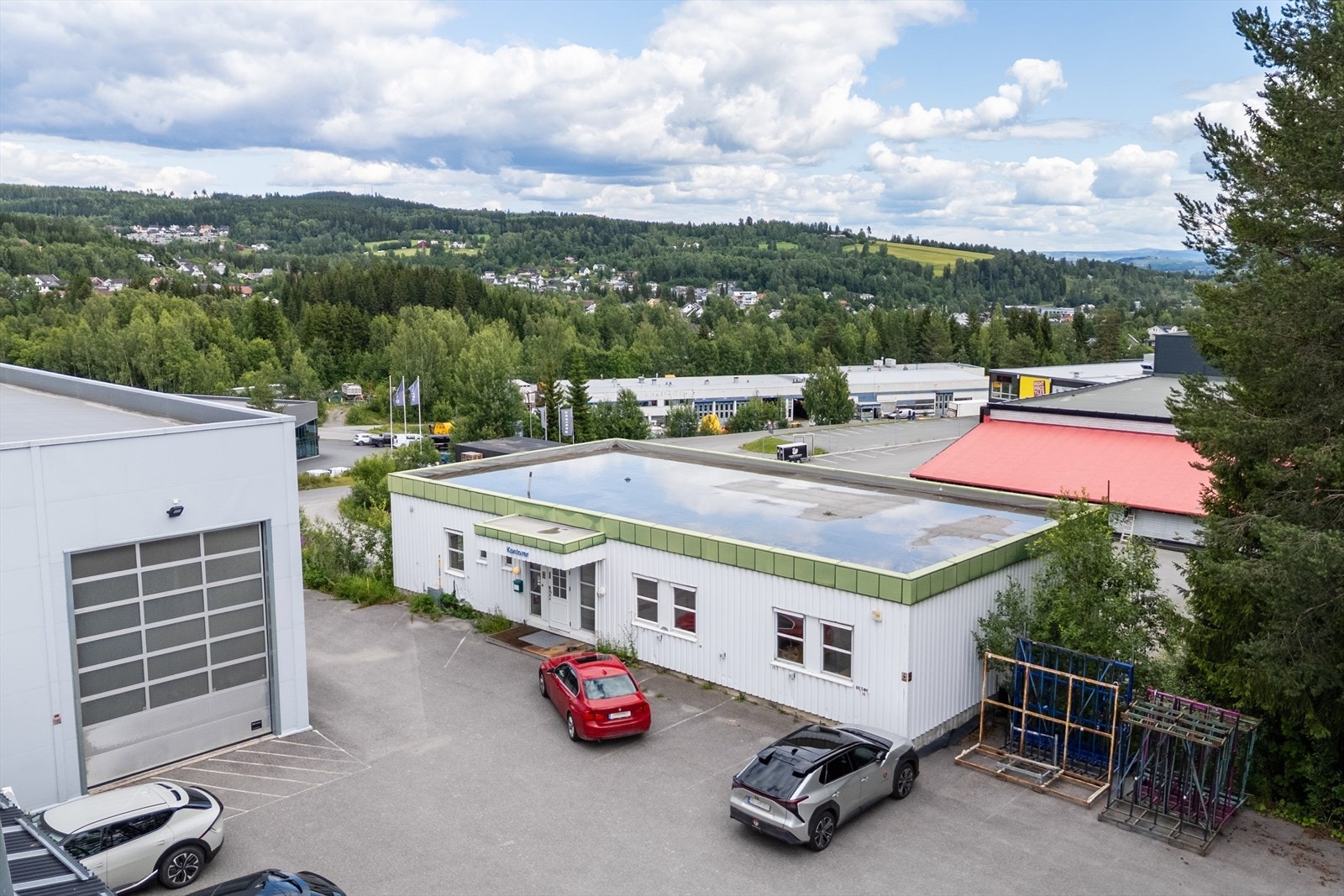 Kontorbygg/parkering Galleribilde