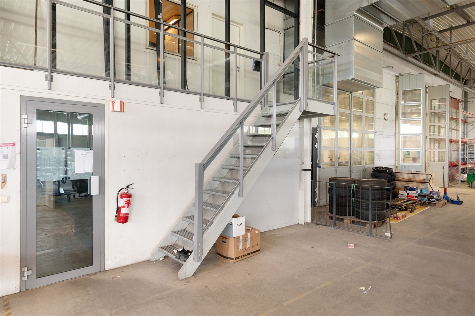 Trapp opp til kontorer fra lagerrom Galleribilde