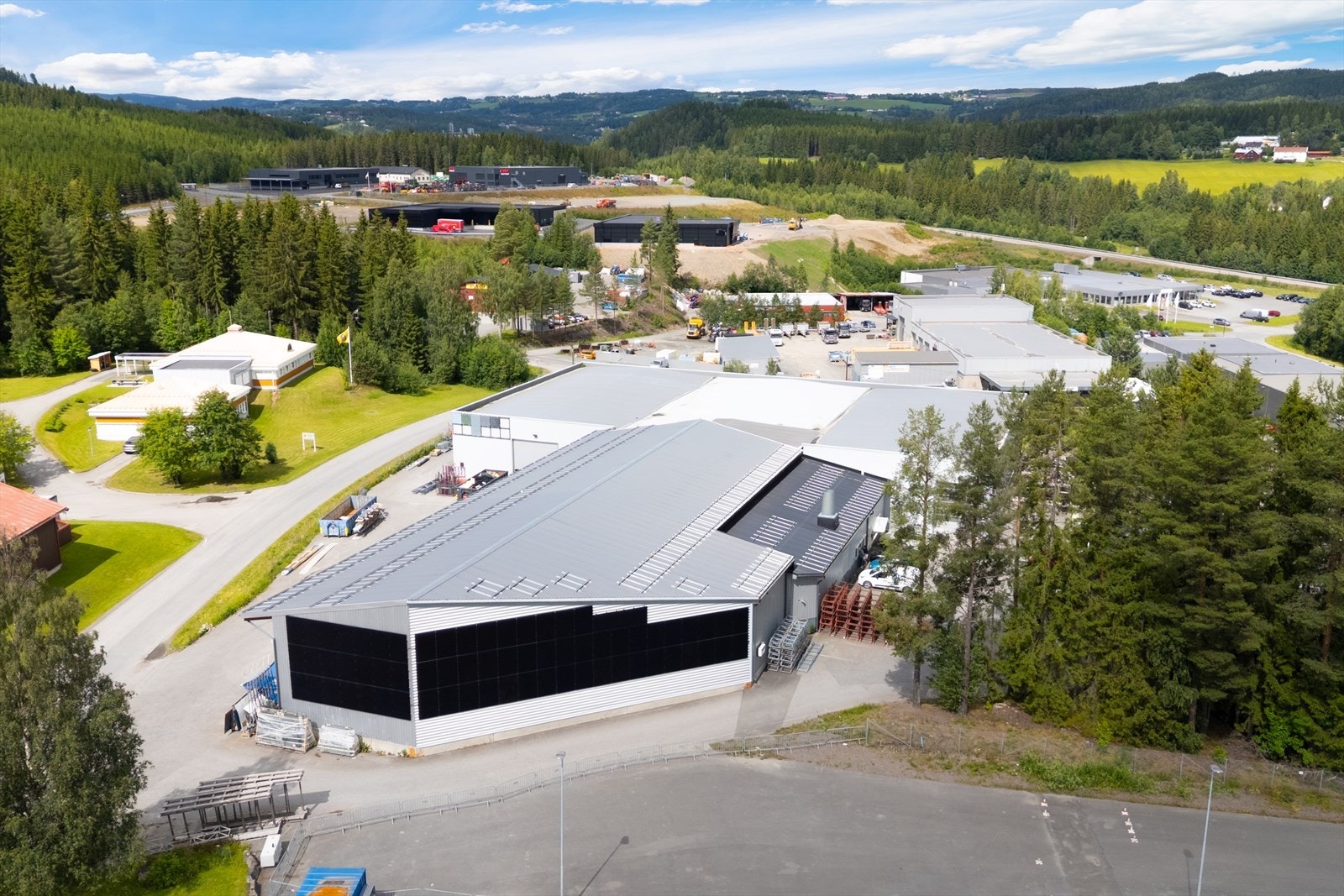 Oversiktsbilde over eiendommen og nærområdet. Rikelig med solceller Galleribilde