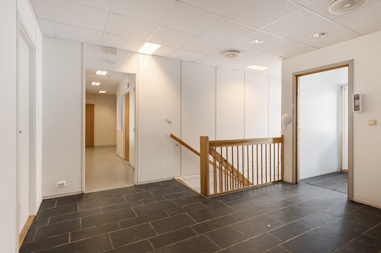 Gang/entre kontorbygg Galleribilde