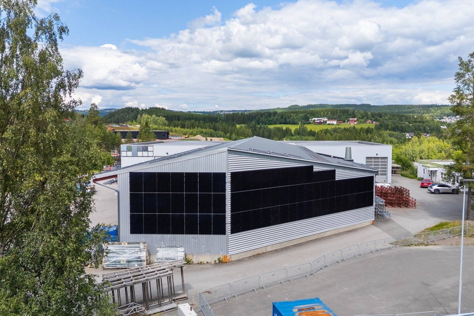 Solcelleanlegg på sørsiden av bygget Galleribilde