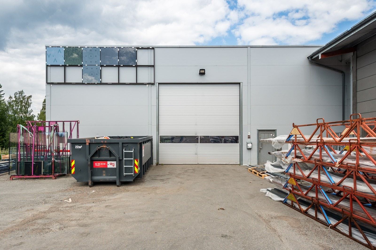 Stor kjøreport inn til laggerrom Galleribilde