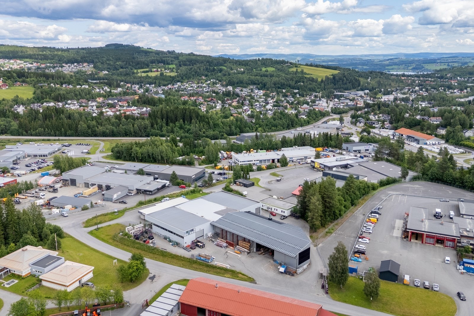 Oversiktsbilde av eiendommen og nærområdet. Flott utsikt ut over Hunndalen og Gjøvik by. Galleribilde