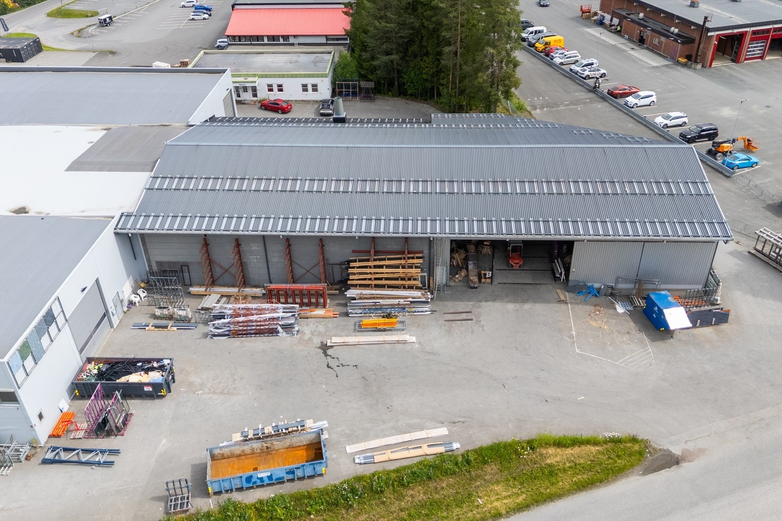 Godt med areal til parkering og god adkomst til eiendommens kaldtlager og lagerrom Galleribilde