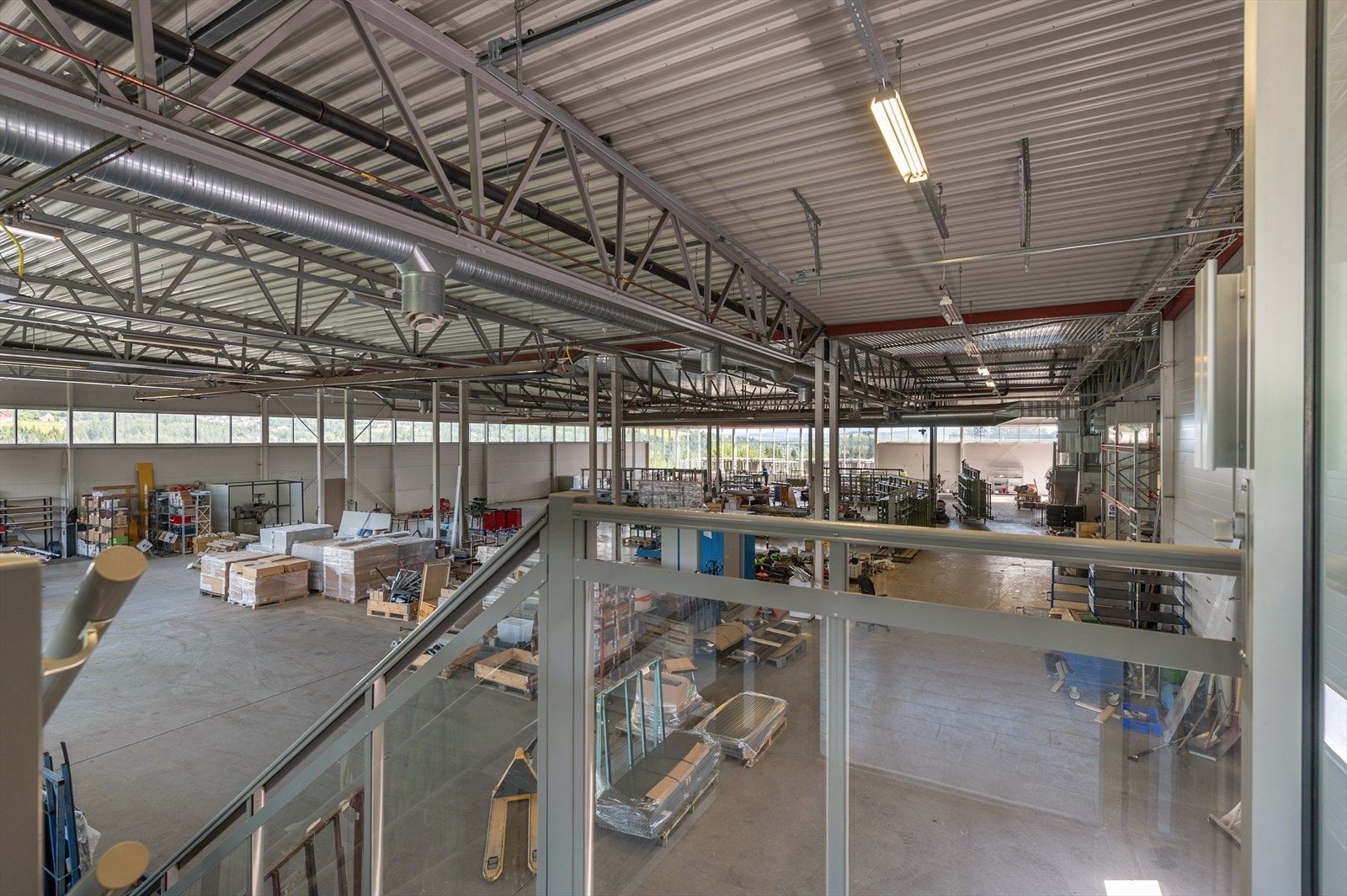 Oversiktsbilde over lagerrom/produksjonshall Galleribilde