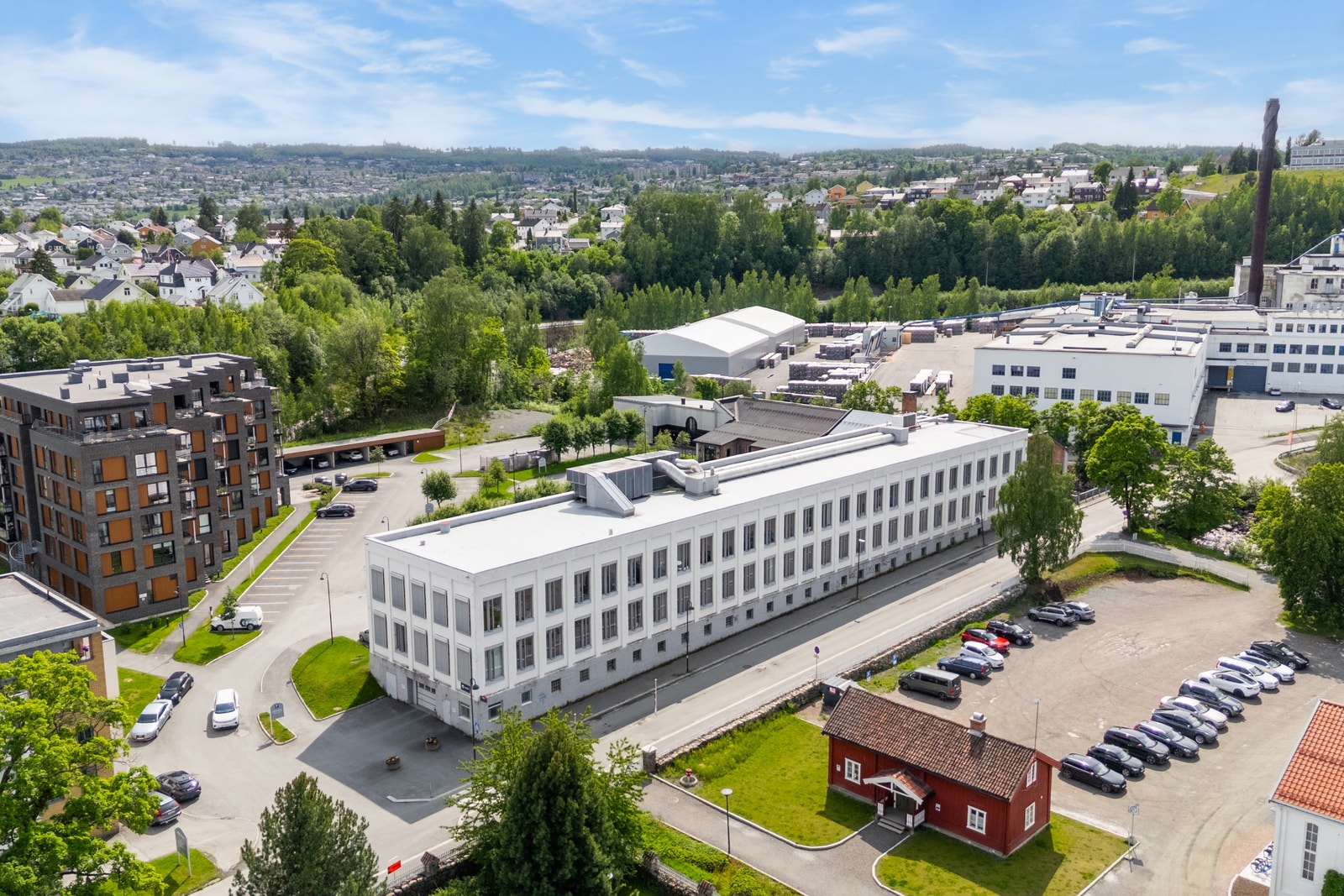 Unik beliggenhet med grønne omgivelser, nærhet til Gjøvik gård og gangavstand til sentrum. Galleribilde