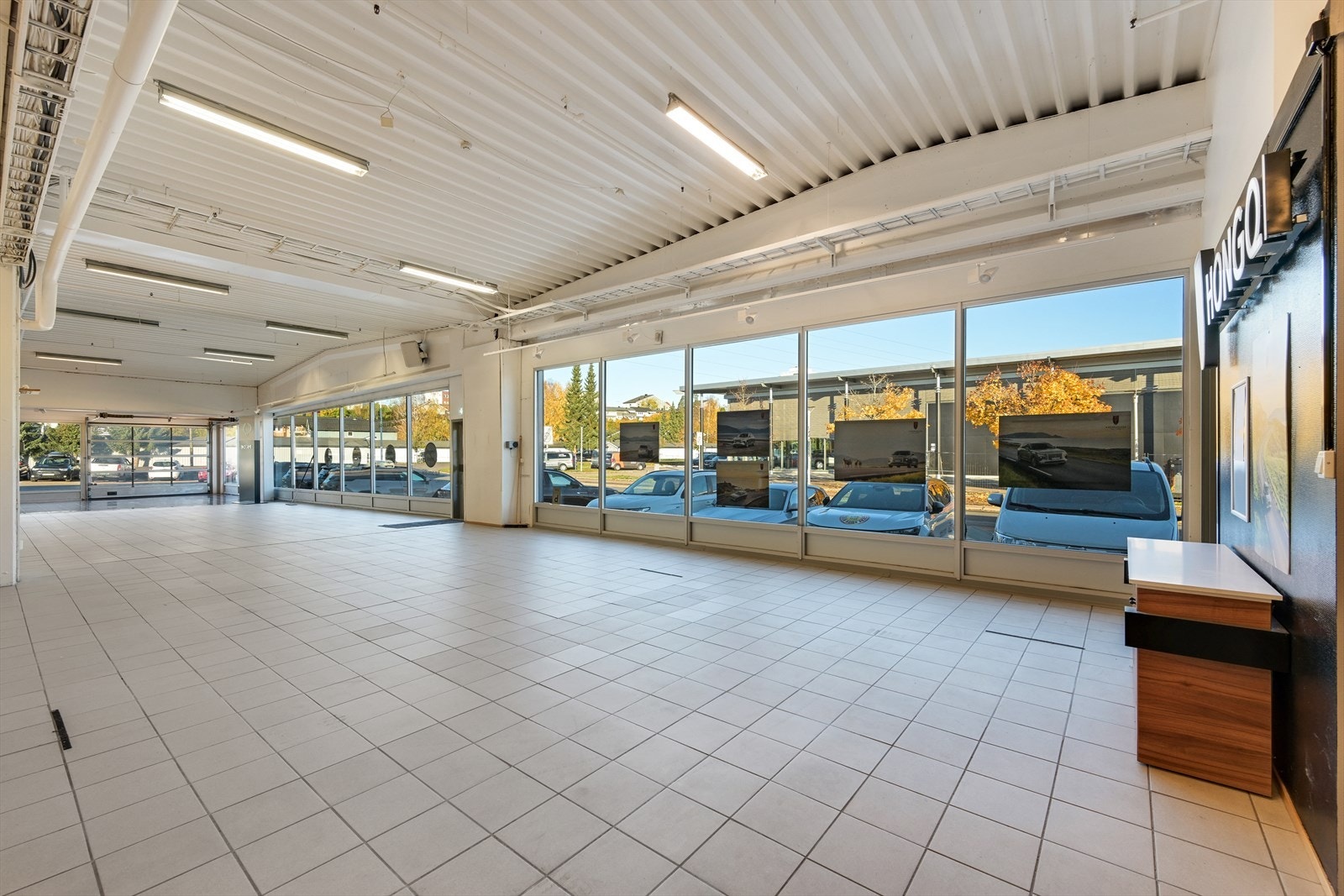 Salgshall - store vindusflater Galleribilde