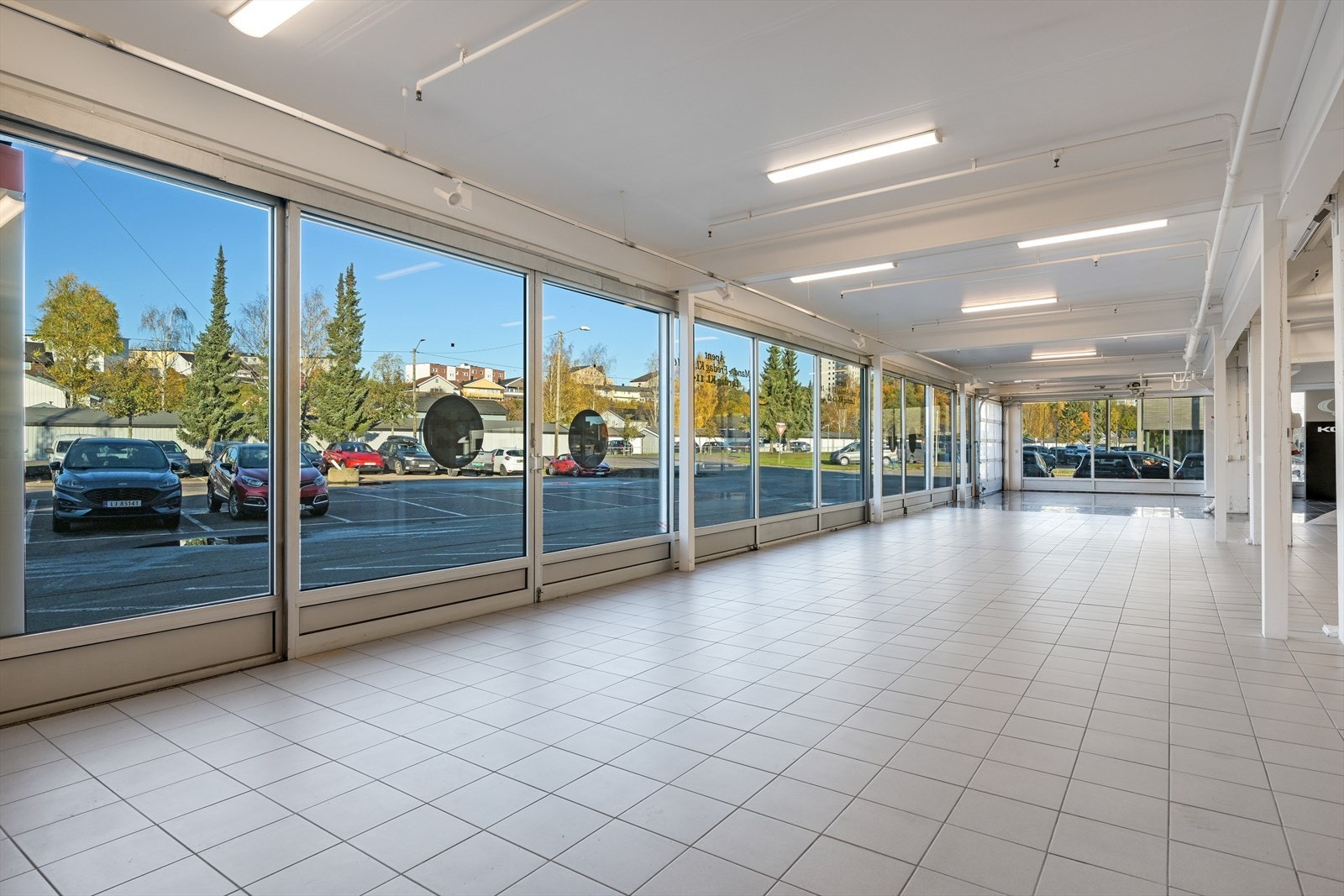 Salgshall - store vindusflater Galleribilde