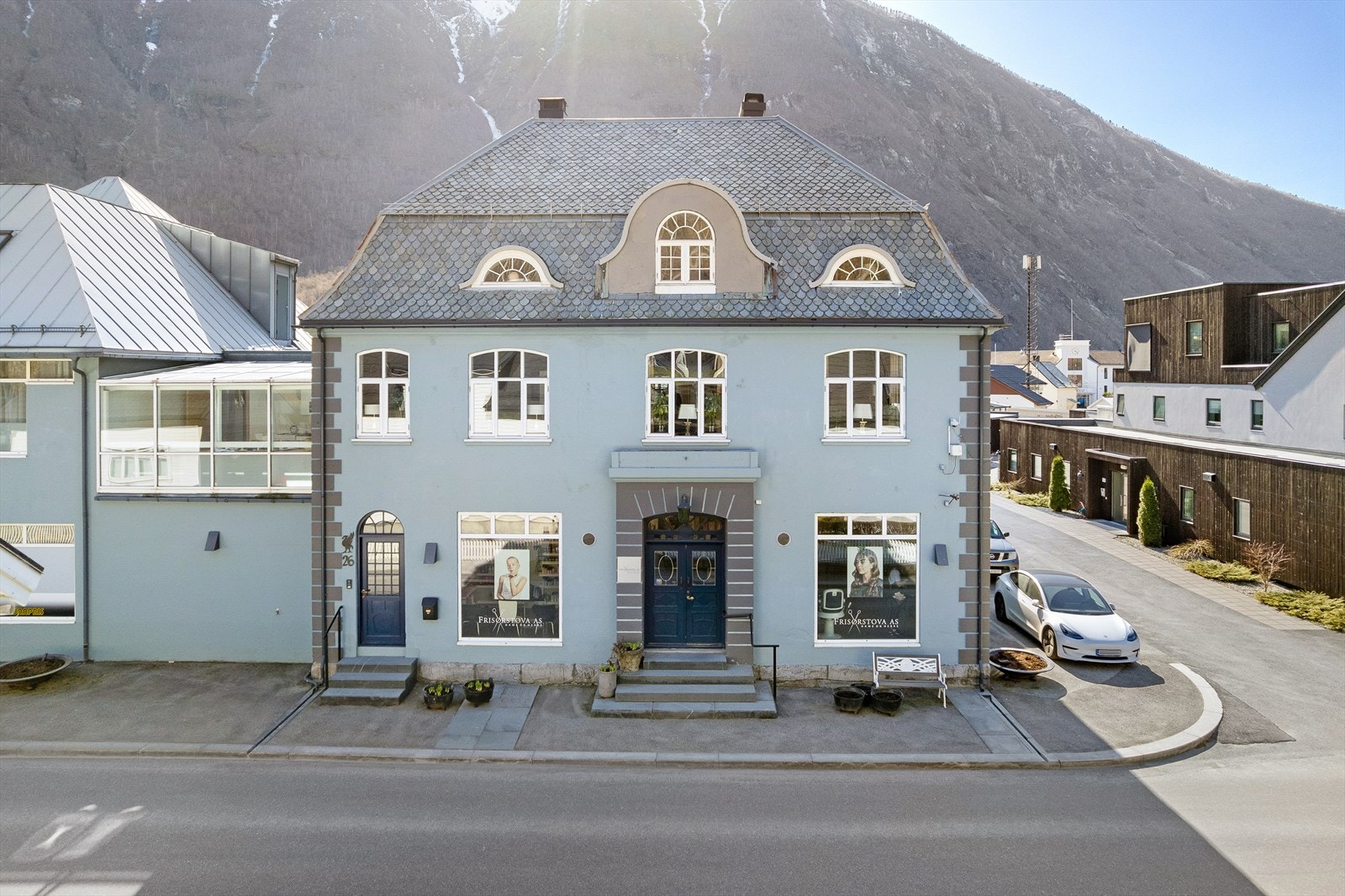 Bustadhuset (med frisørsalong i 1. etasje) som står på eigedomen inngår ikkje i salget. Om det er eit sterkt ynskje frå kjøpar kan óg bustadhuset vurderast solgt. Galleribilde