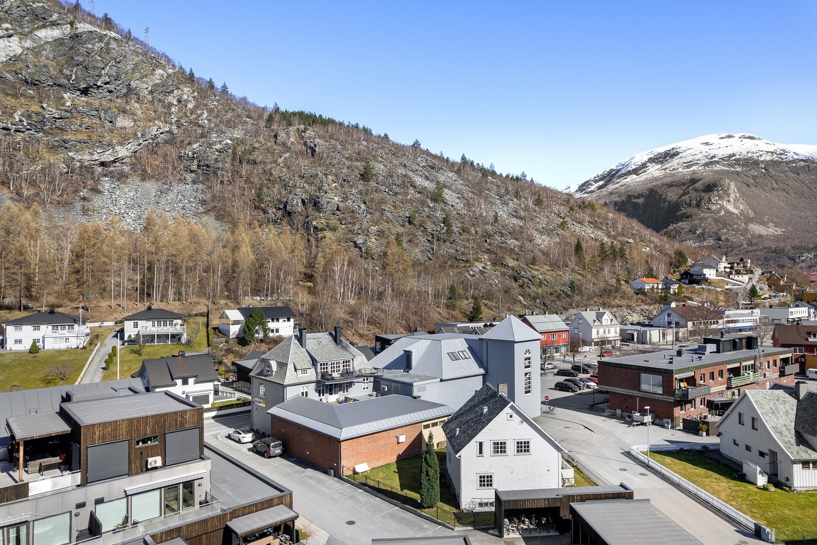 Området inneheld veletablerte næringseigedomar samt bustadområde. Galleribilde