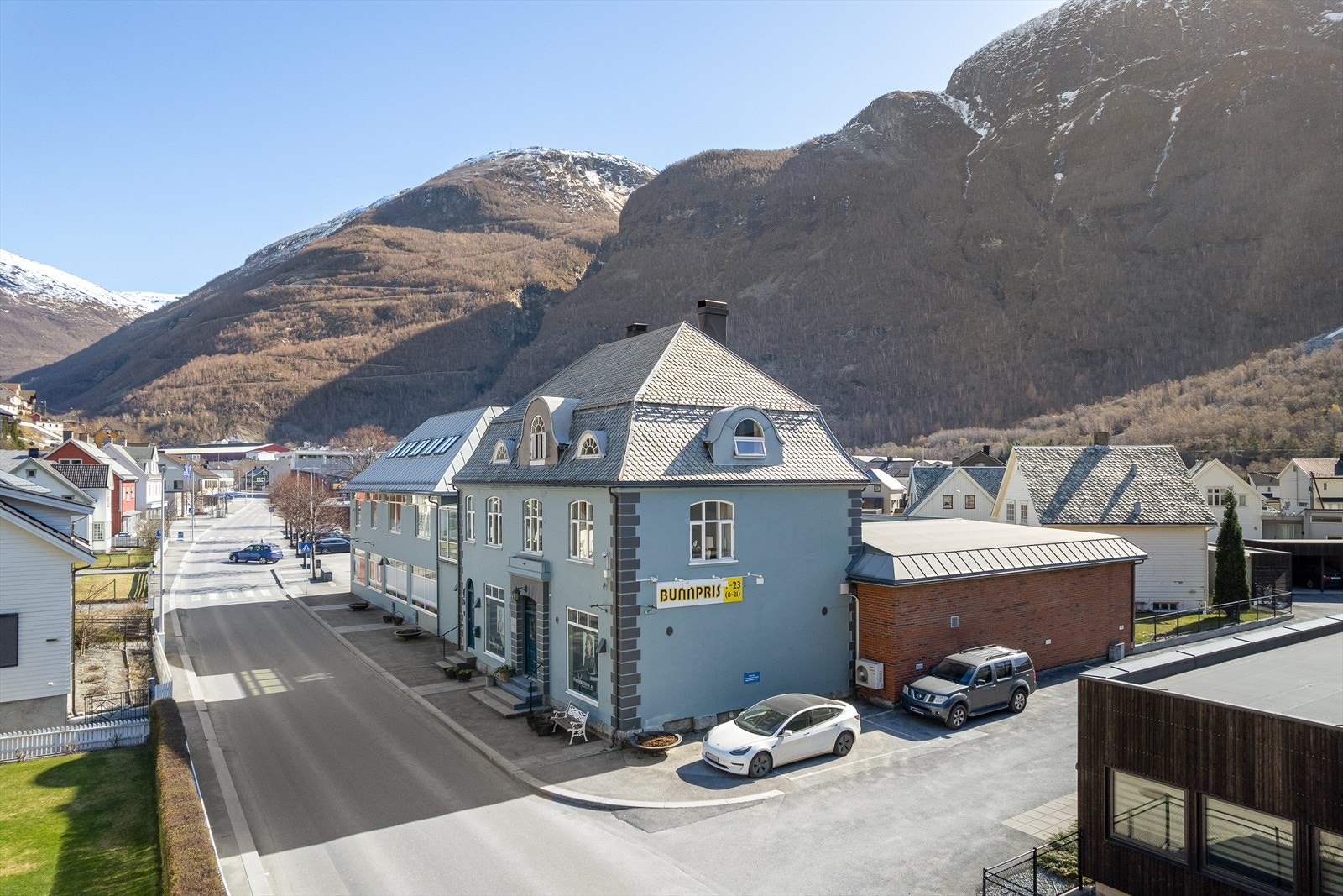 Om det er eit sterkt ynskje frå kjøpar kan og bustadhuset vurderast solgt. Galleribilde