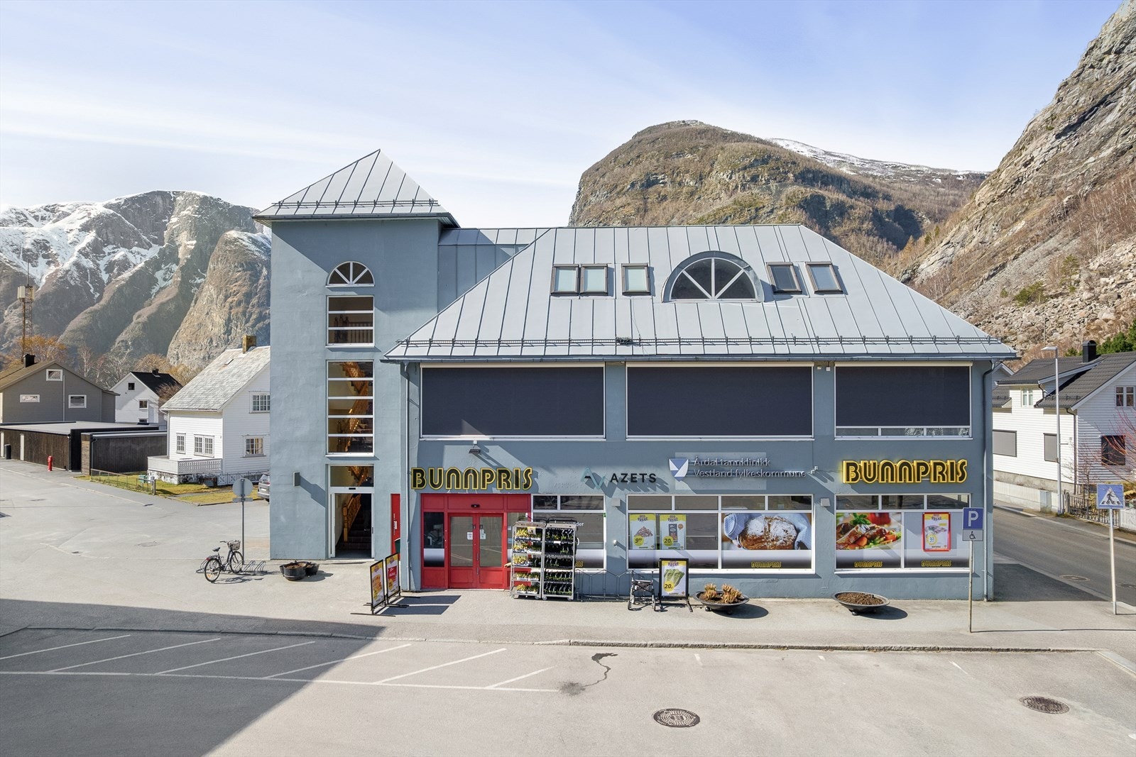 Næringseigedomen i dag er fullt utleigd til solide leigatakarar: 1.etg: Daglegvarebutikk Bunnpris. 2.etg: Tannlegekontor og 3.etg: Fleire kontor/leigetakarar. Galleribilde