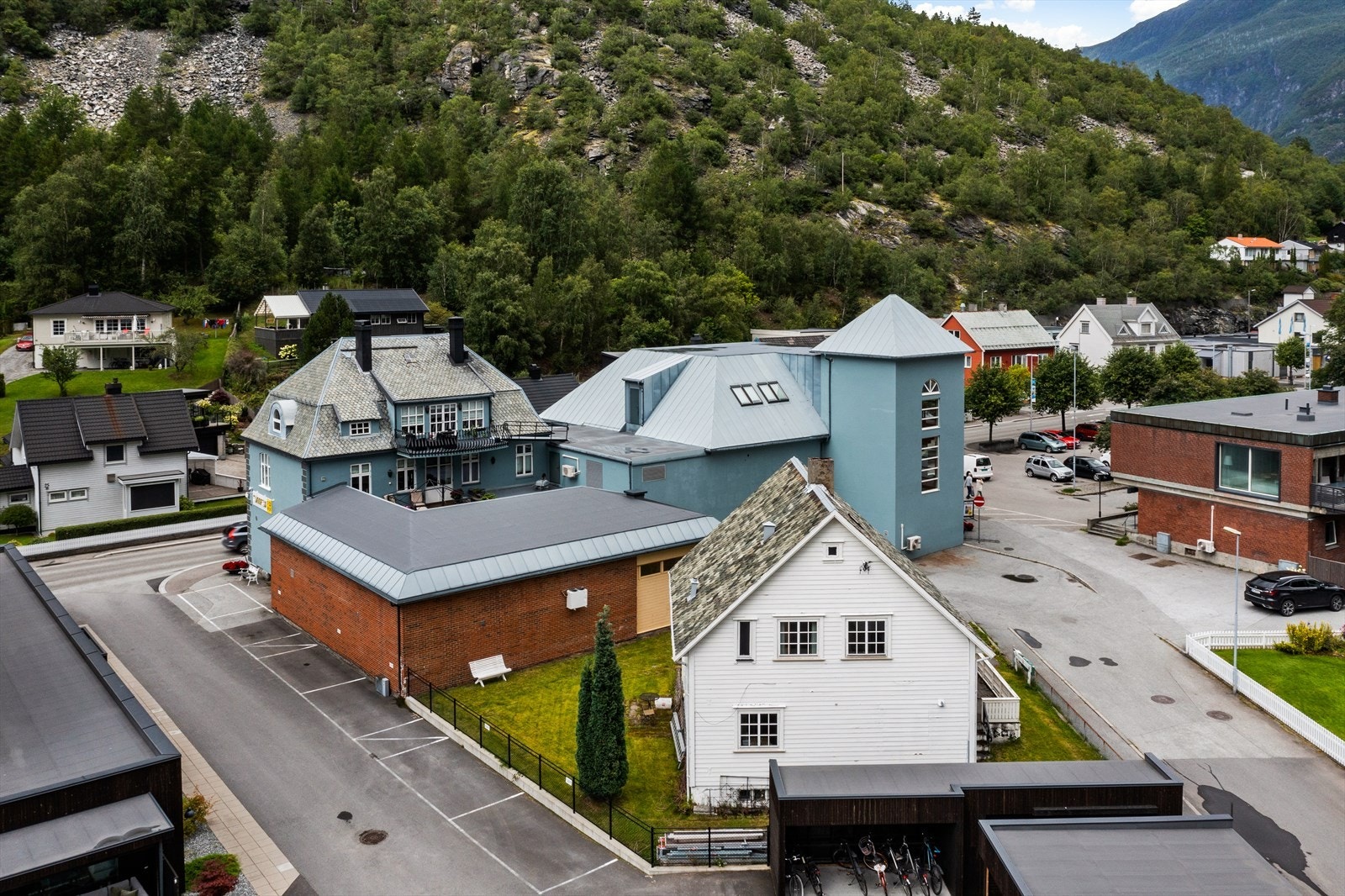 Storevegen 26 og Fritjof Nansens veg 1, Gnr 18 og Bnr 5 og 23, har rammeløyve og arkitektteikningar til utviding av næringsareal i 1.etg og leilegheitar i 2.og 3 etg. Galleribilde