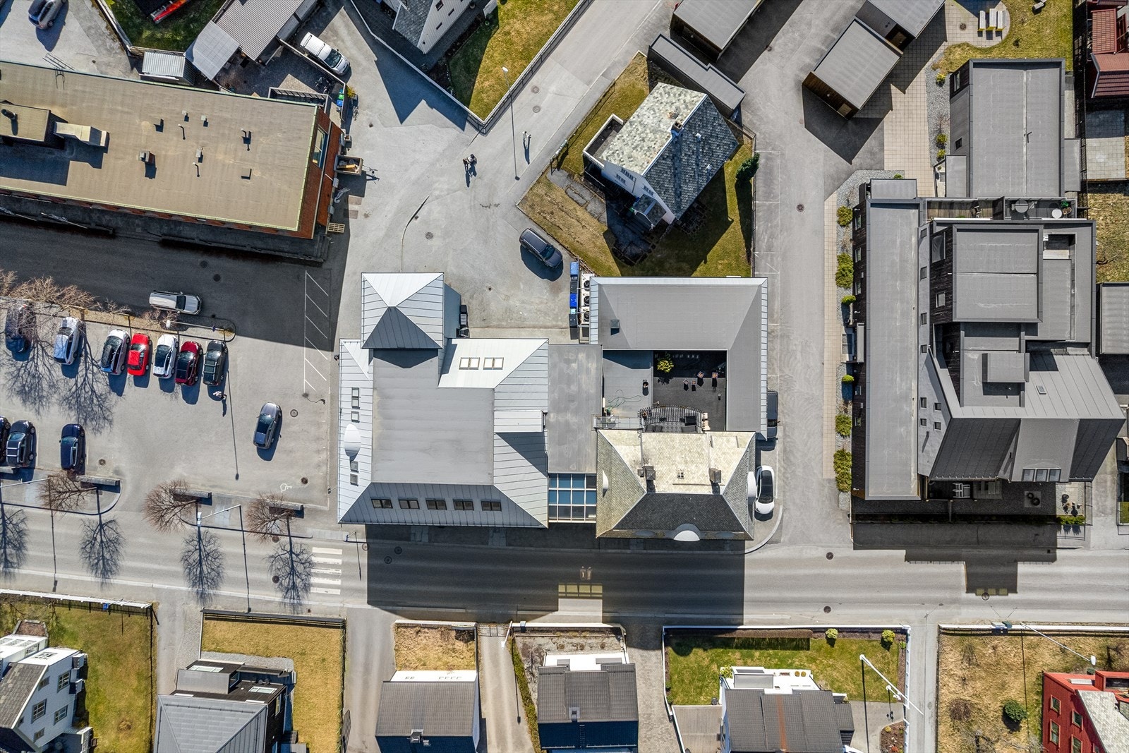 Bygget ligg med lett tilkomst i sentrum av Årdal, der 1.etg er opent og eksponert ut mot gateplan. Galleribilde