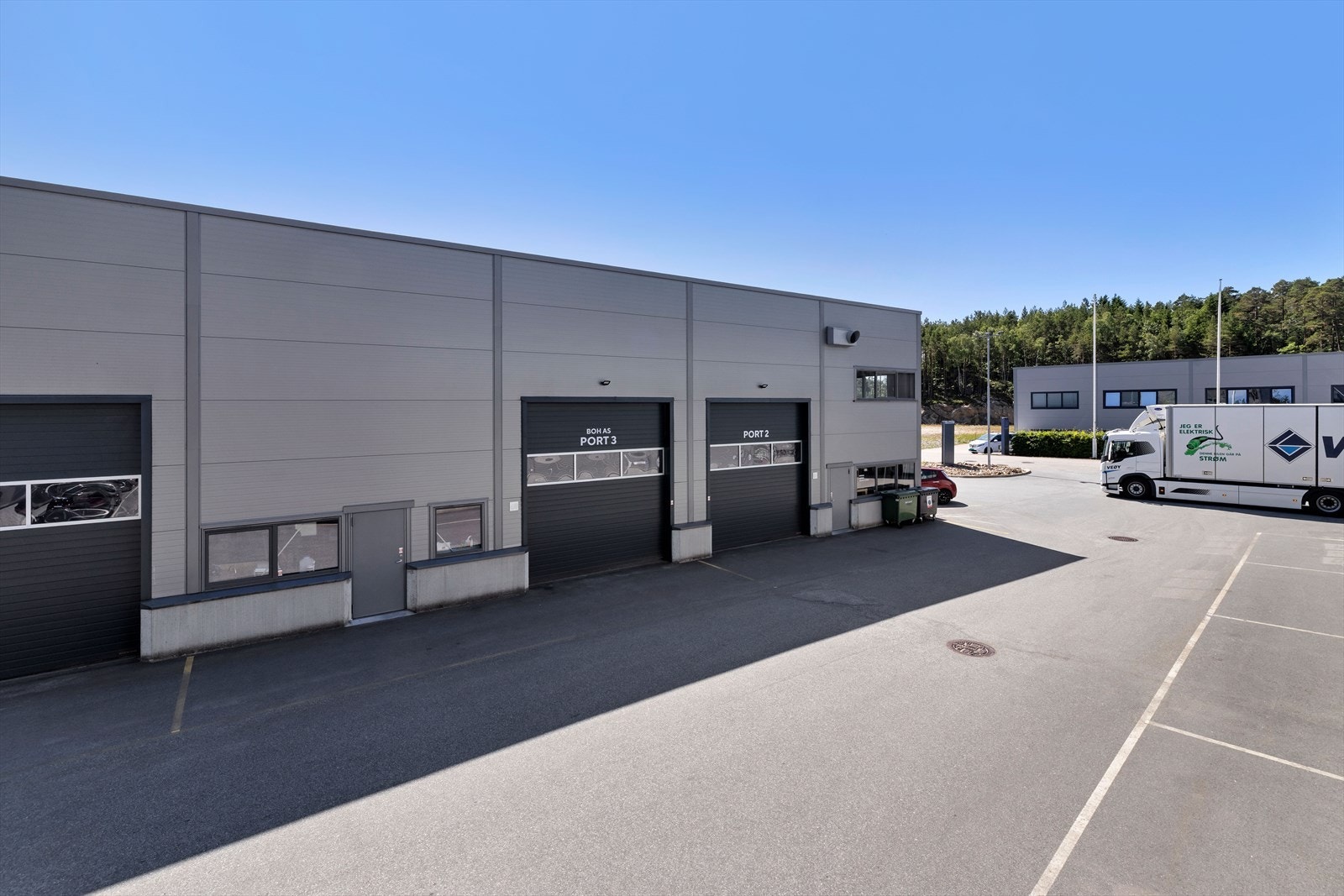 dør med vindusfelst, samt 4 meters port i seksjonen Galleribilde