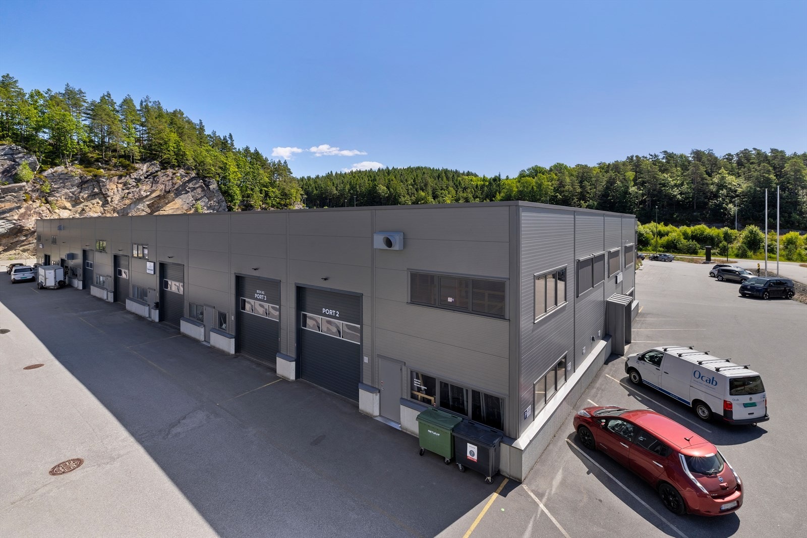 Seksjonen disponerer parkeringsareal foran egen eiendom, ellers parkering på oppmerkede plasser i området. Galleribilde