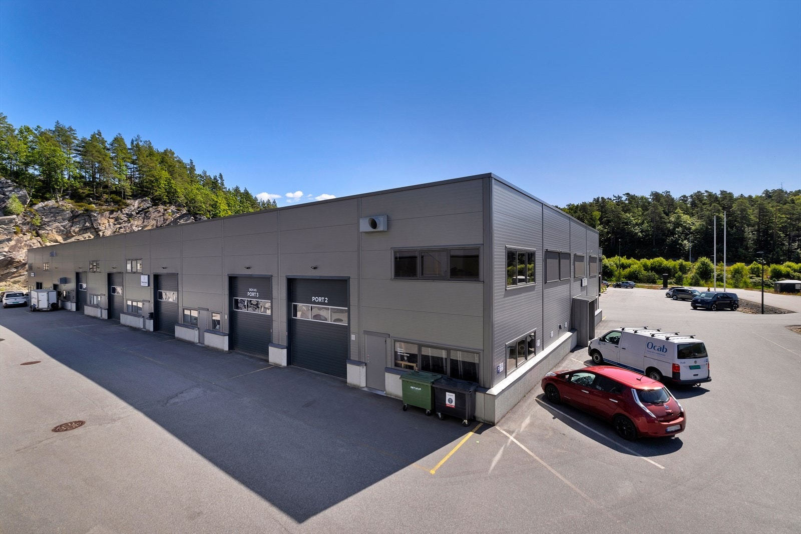 Sentralt plassert i Krittveien, bygget ligger på høyre side rett etter avkjørselen. Porten er merket med Port 3. Galleribilde