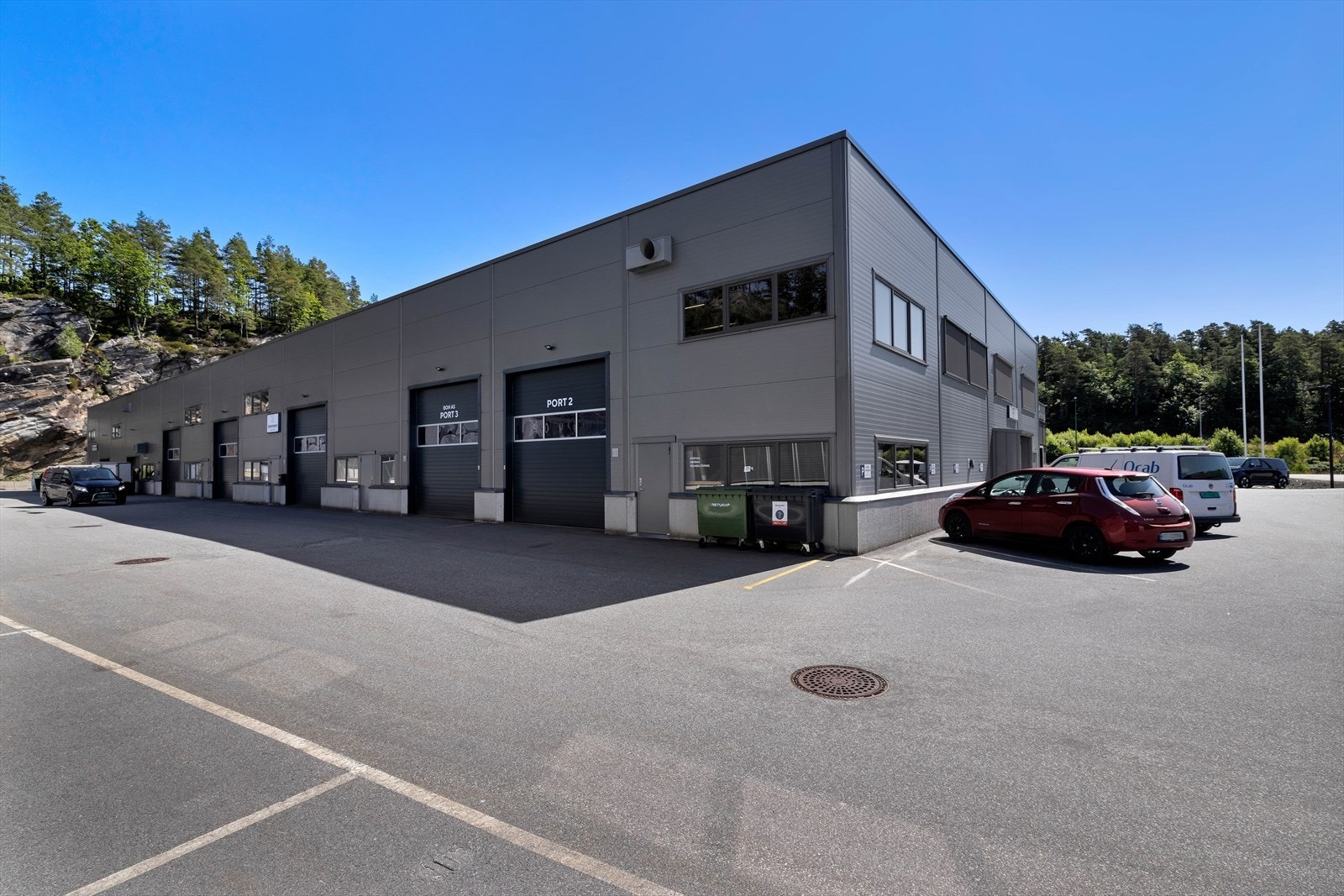 Asfaltert tomt, bygget i Paroc med 90 cm brystning som beskyttelse mot skader Galleribilde