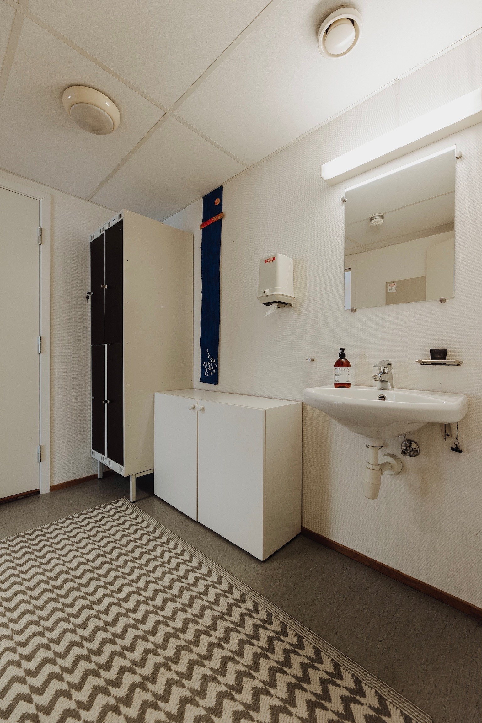 Garderobe med dusj og bad Galleribilde